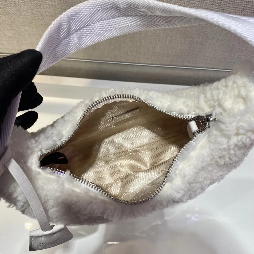 프라다 폭신한 호보백 상세 이미지 8