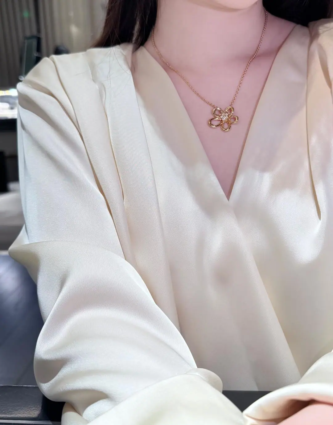 미우미우 꽃 모양 다이아몬드 장식 목걸이 상세 이미지 1