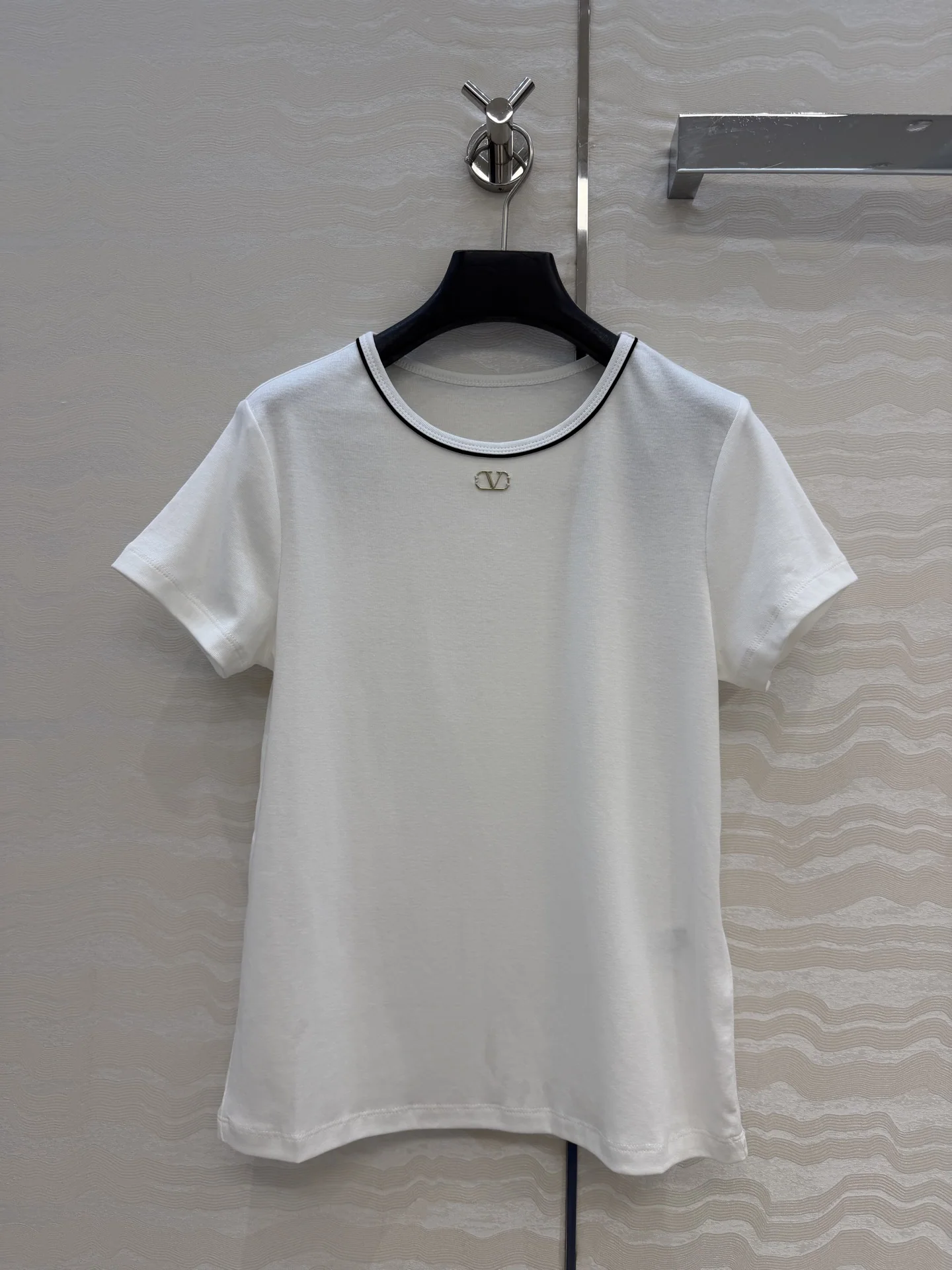 발렌티노 여성 브이넥 슬림 반팔 티셔츠 상세 이미지 1