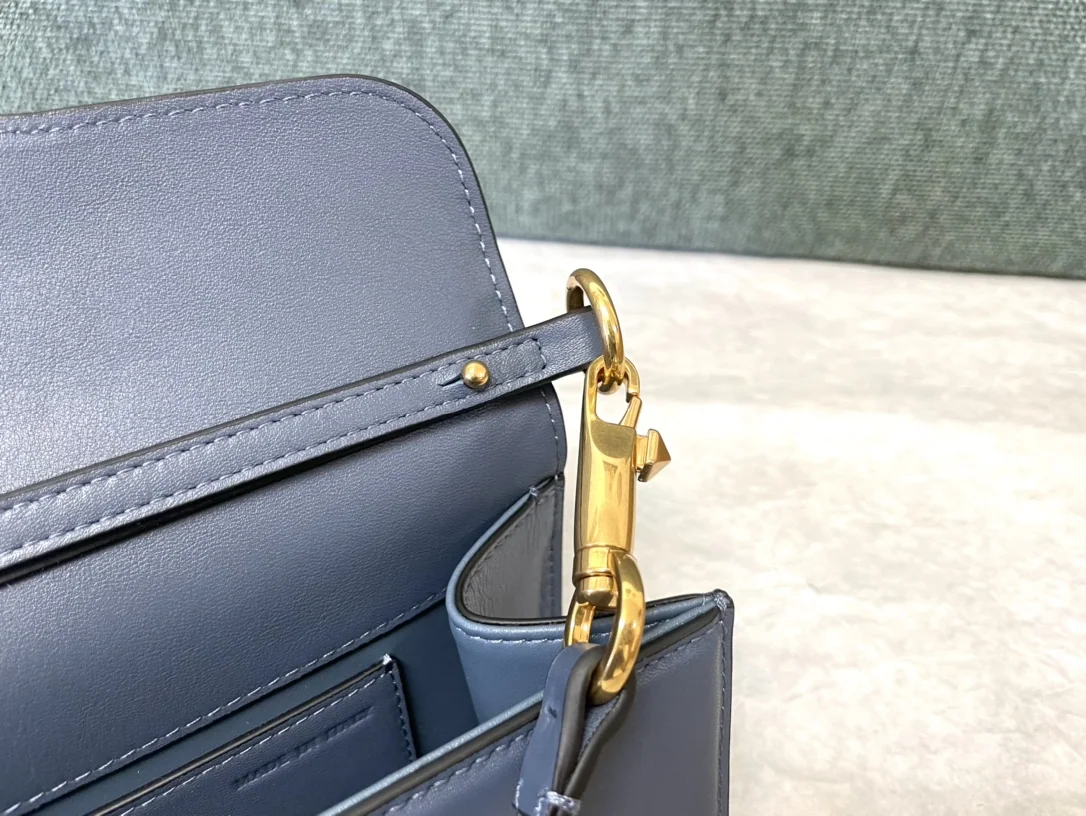 발렌티노 V로고 카프스킨 핸드백 상세 이미지 8