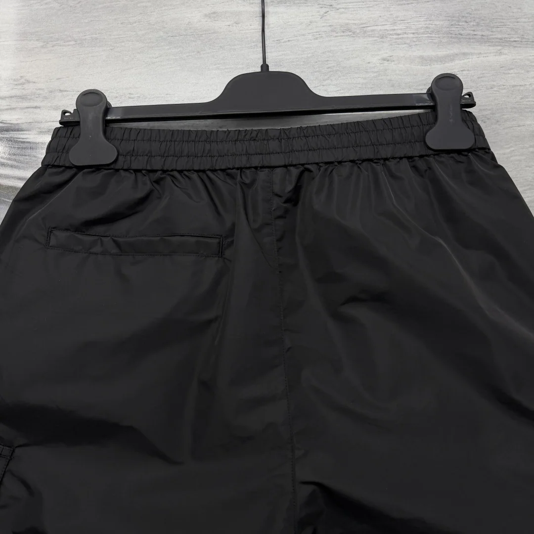 프라다 Re-Nylon 로고 집업 반바지 상세 이미지 6