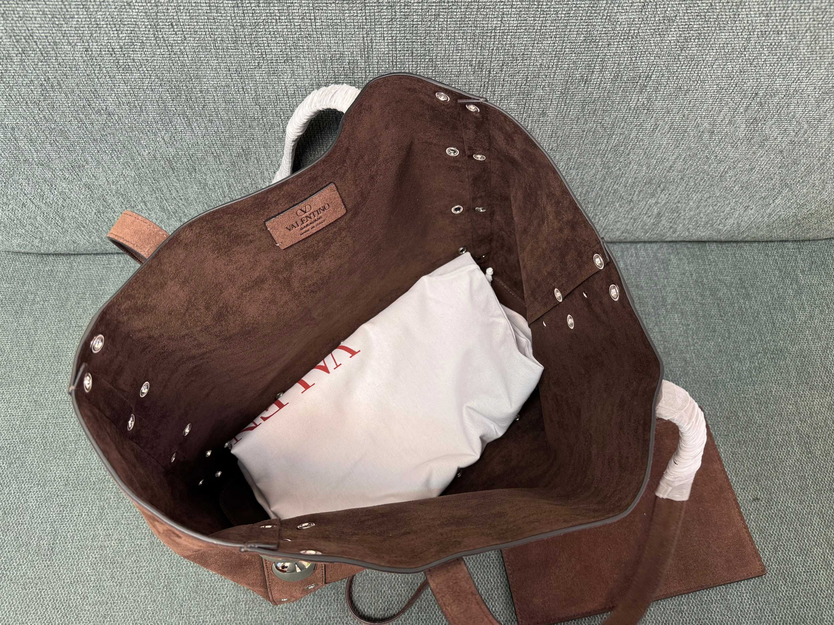 발렌티노 가라바니 넬코트 미디엄 스웨이드 토트백 상세 이미지 4