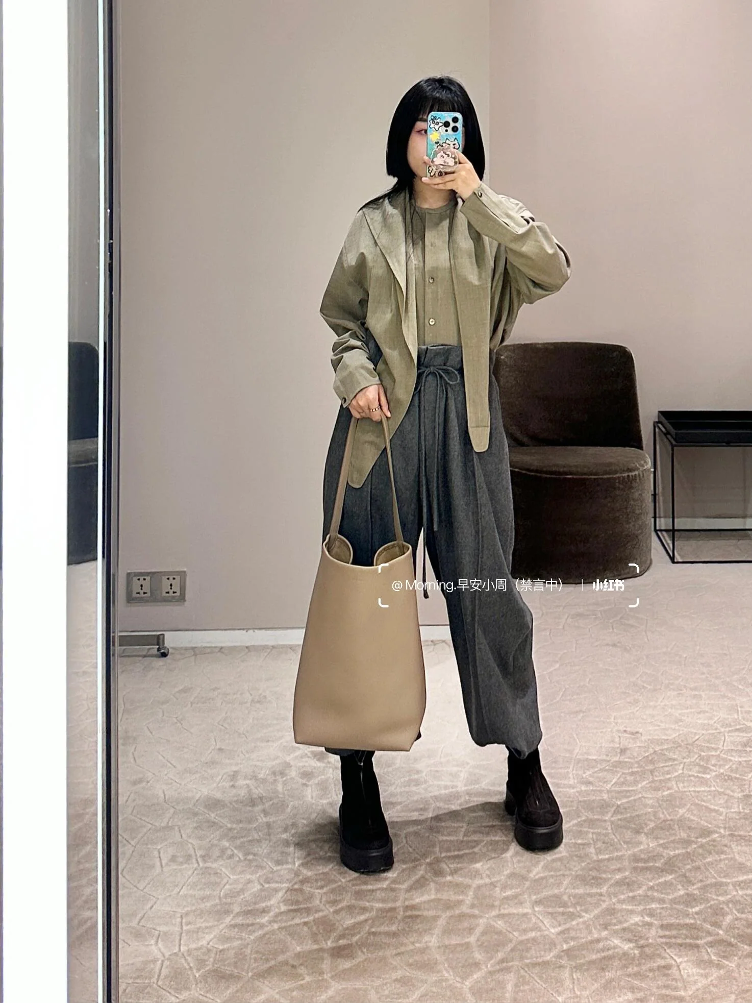더로우 미니멀 블랙 토트백 상세 이미지 4
