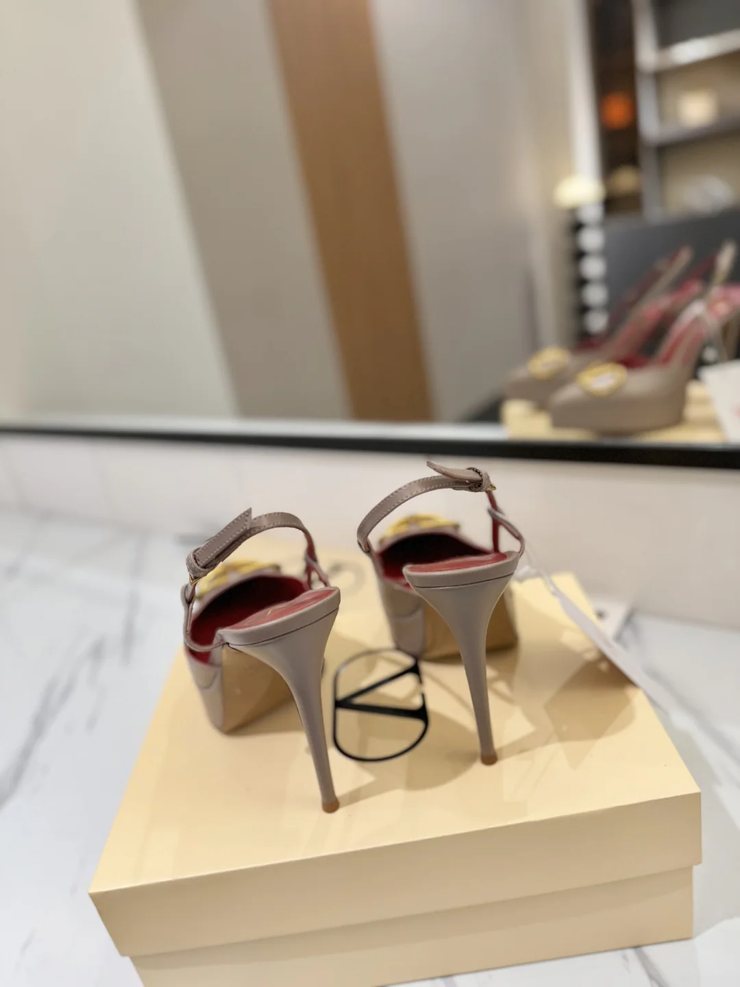발렌티노 V버클 뾰족토 초하이힐 샌들 상세 이미지 8