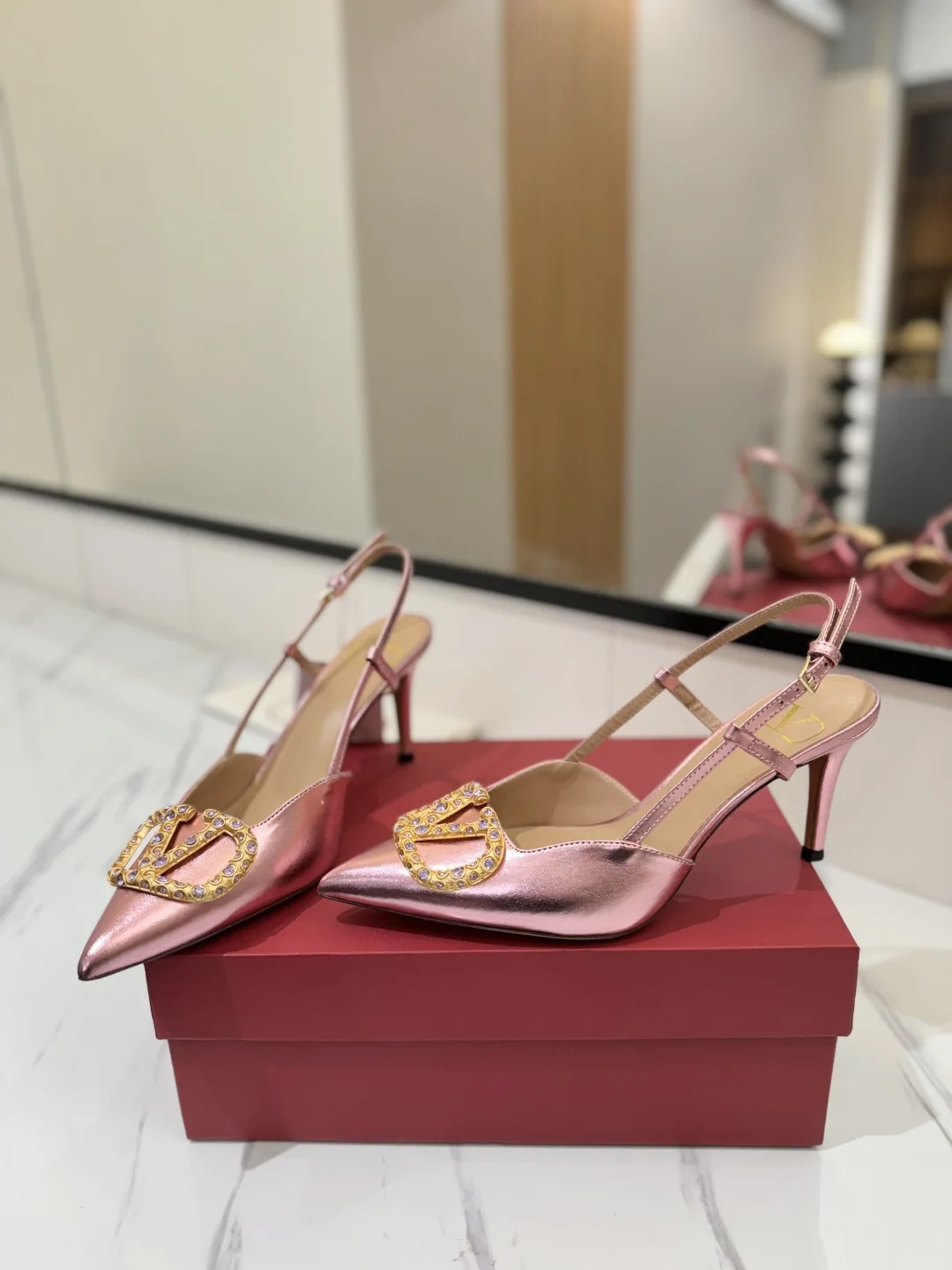 발렌티노 뾰족 앞코 V 버클 샌들 상세 이미지 5