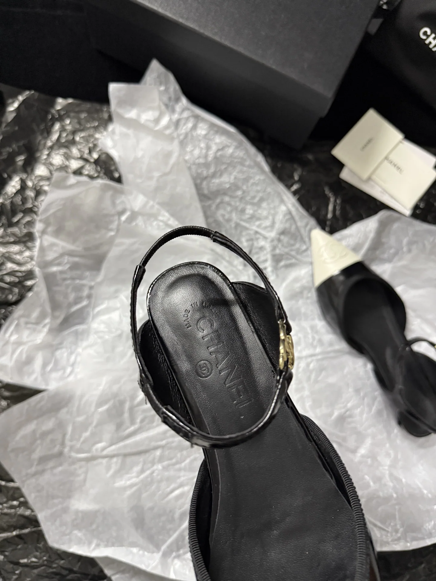 샤넬 투톤 뾰족 앞코 오픈백 힐 상세 이미지 6