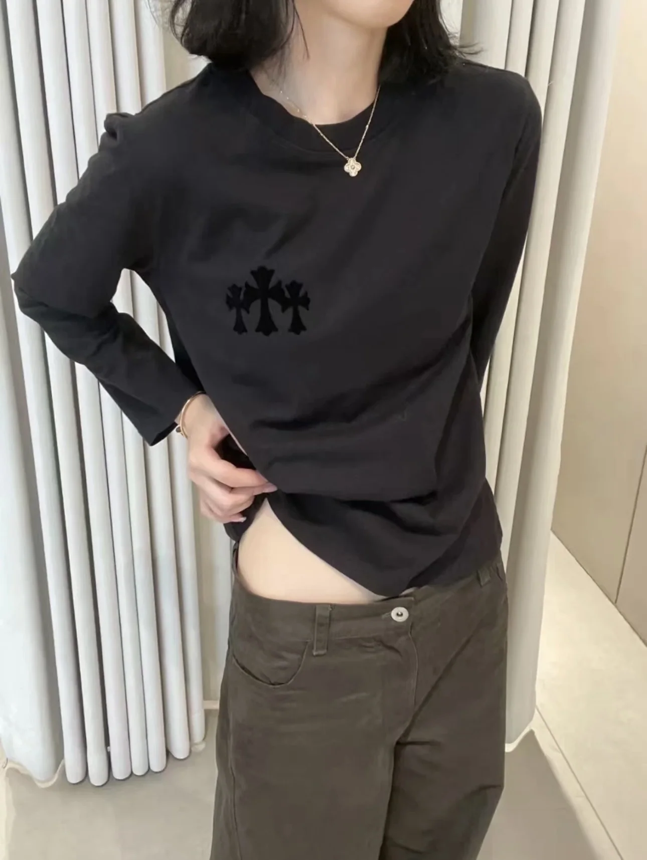 크롬하츠 플로키 로고 크루넥 긴팔 티셔츠 25SS 상세 이미지 14