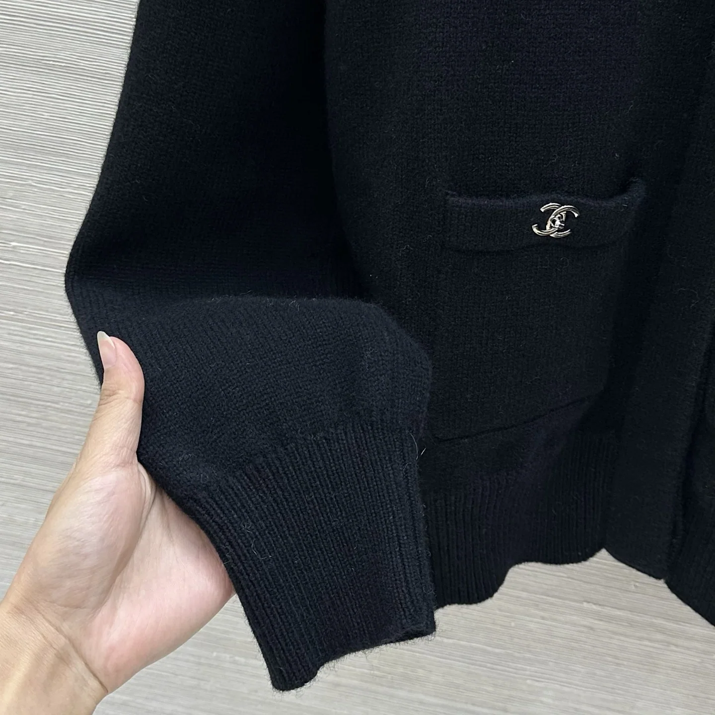샤넬 골드 버튼 캐시미어 라운드넥 여성 가디건 상세 이미지 5