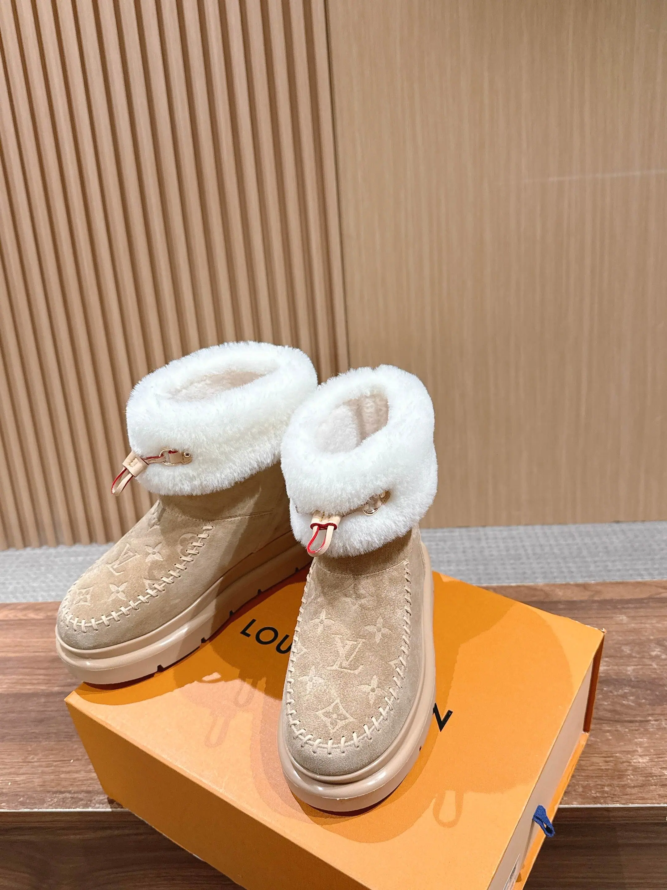 루이비통 코르티나 스웨이드 앵클 부츠 상세 이미지 4