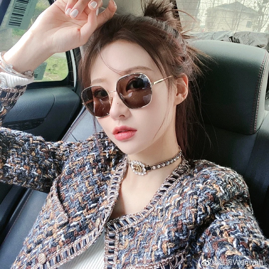구찌 GG 레터 크리스탈 가죽 초커 목걸이 상세 이미지 2