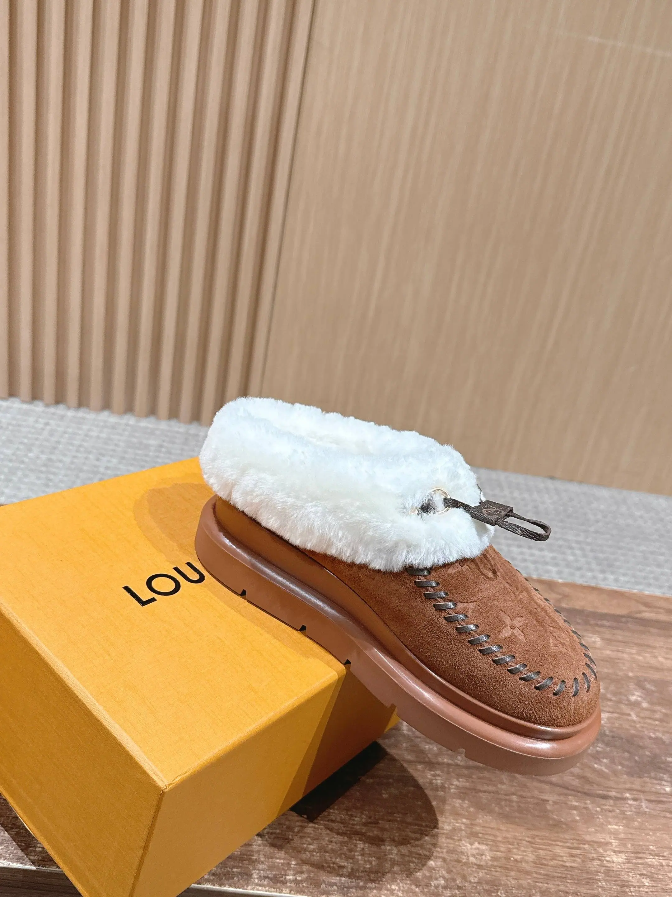 루이비통 모노그램 엠보싱 스웨이드 로퍼 상세 이미지 3