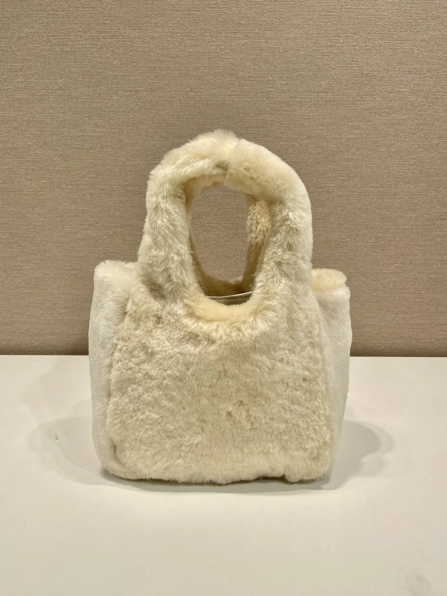 프라다 양가죽 마그네틱 잠금 핸드백 1BA349 상세 이미지 4