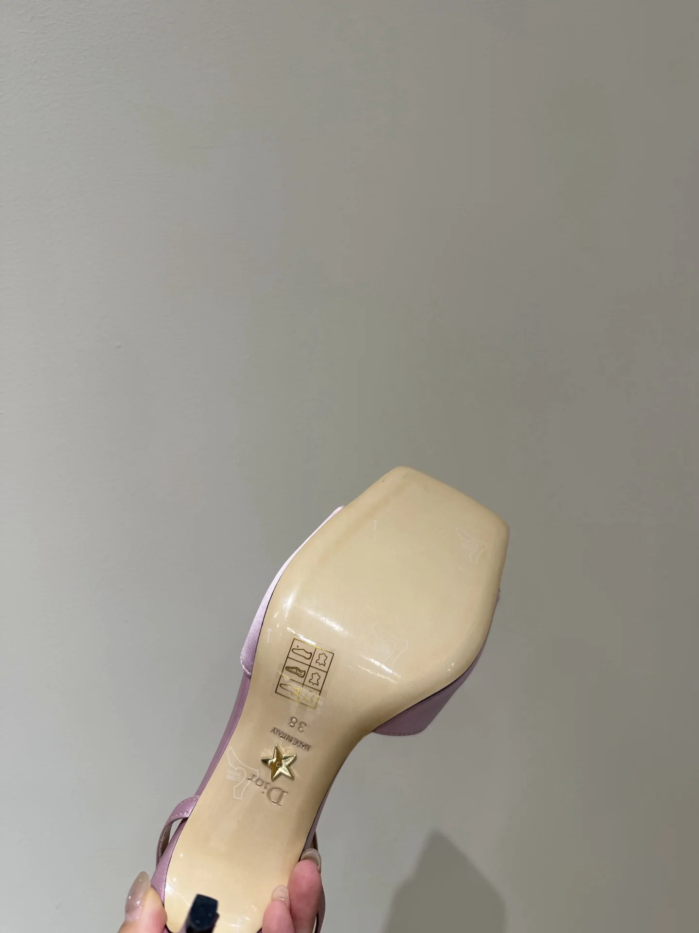 디올 캠리아 새틴 T 버클 메리제인 힐 상세 이미지 4