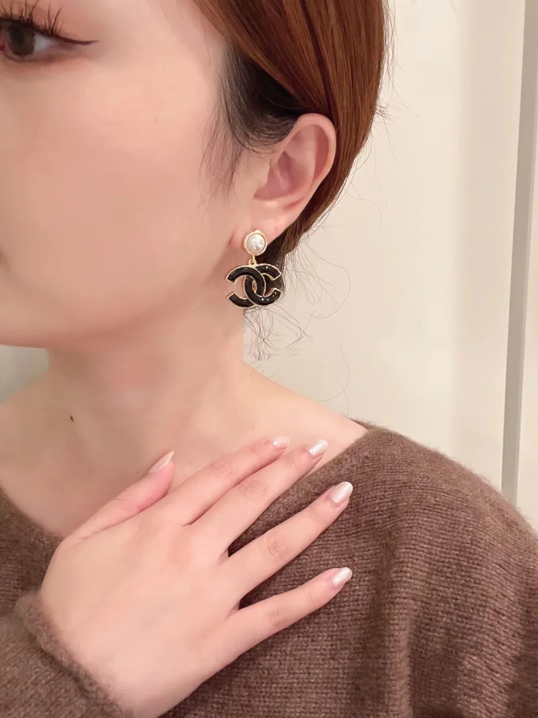 샤넬 진주 에나멜 더블 C 스터드 귀걸이 상세 이미지 4