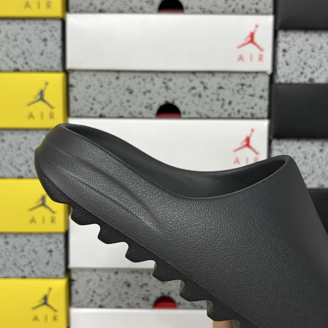 아디다스 [LW] 이지 슬라이드 HQ6448 200616 Adidas Yeezy Slide Onyx 상세 이미지 4