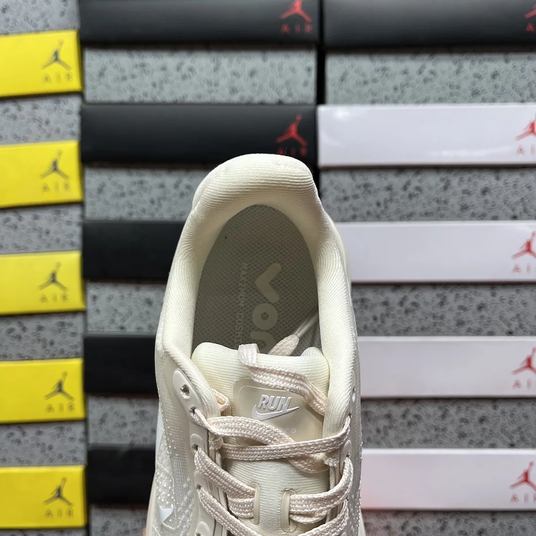 나이키 [CG] 보메로 프리미엄 IQ8102-100 202000 Nike Vomero Premium Chalk 상세 이미지 4