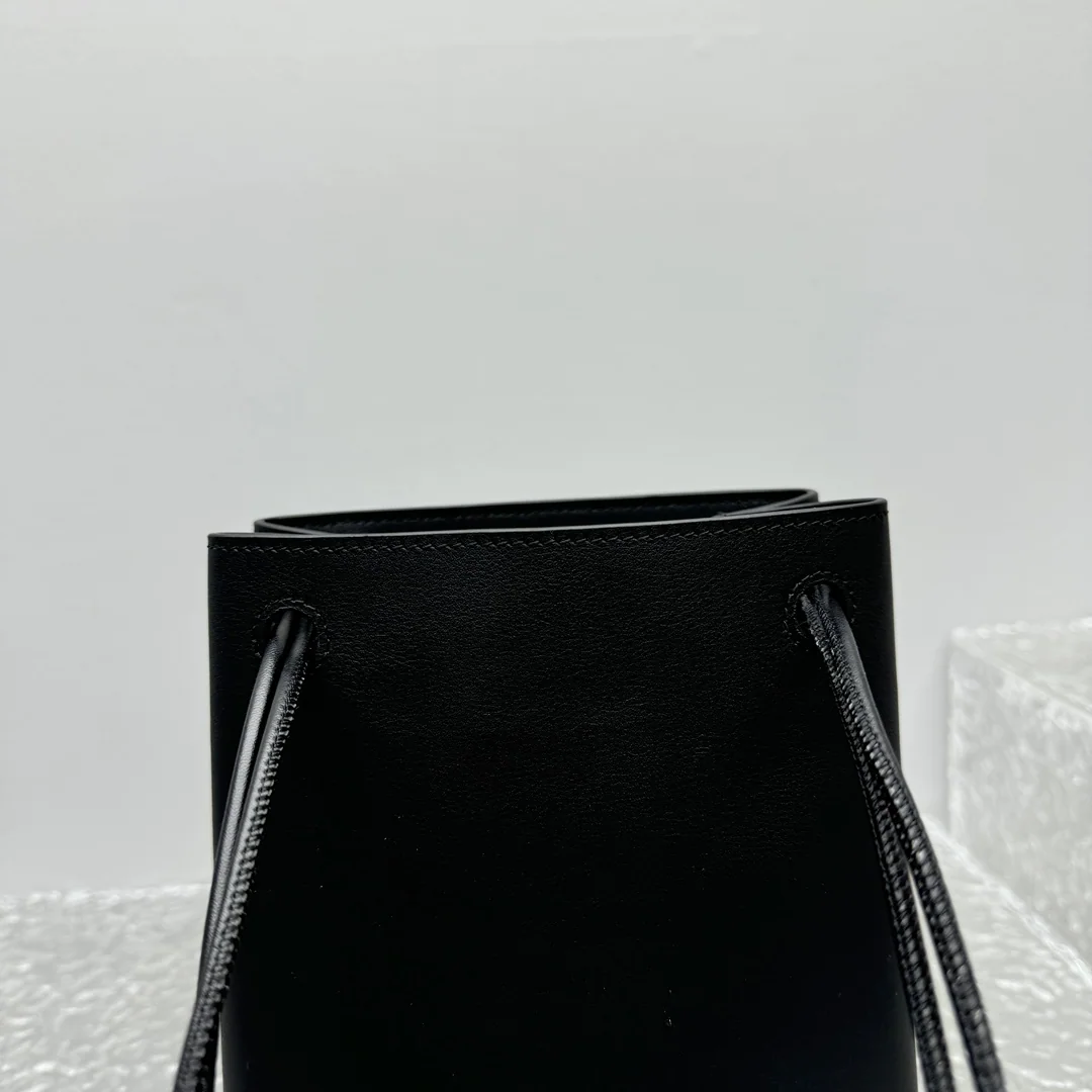 로에베 페블 카프스킨 크로스바디 버킷백 상세 이미지 11
