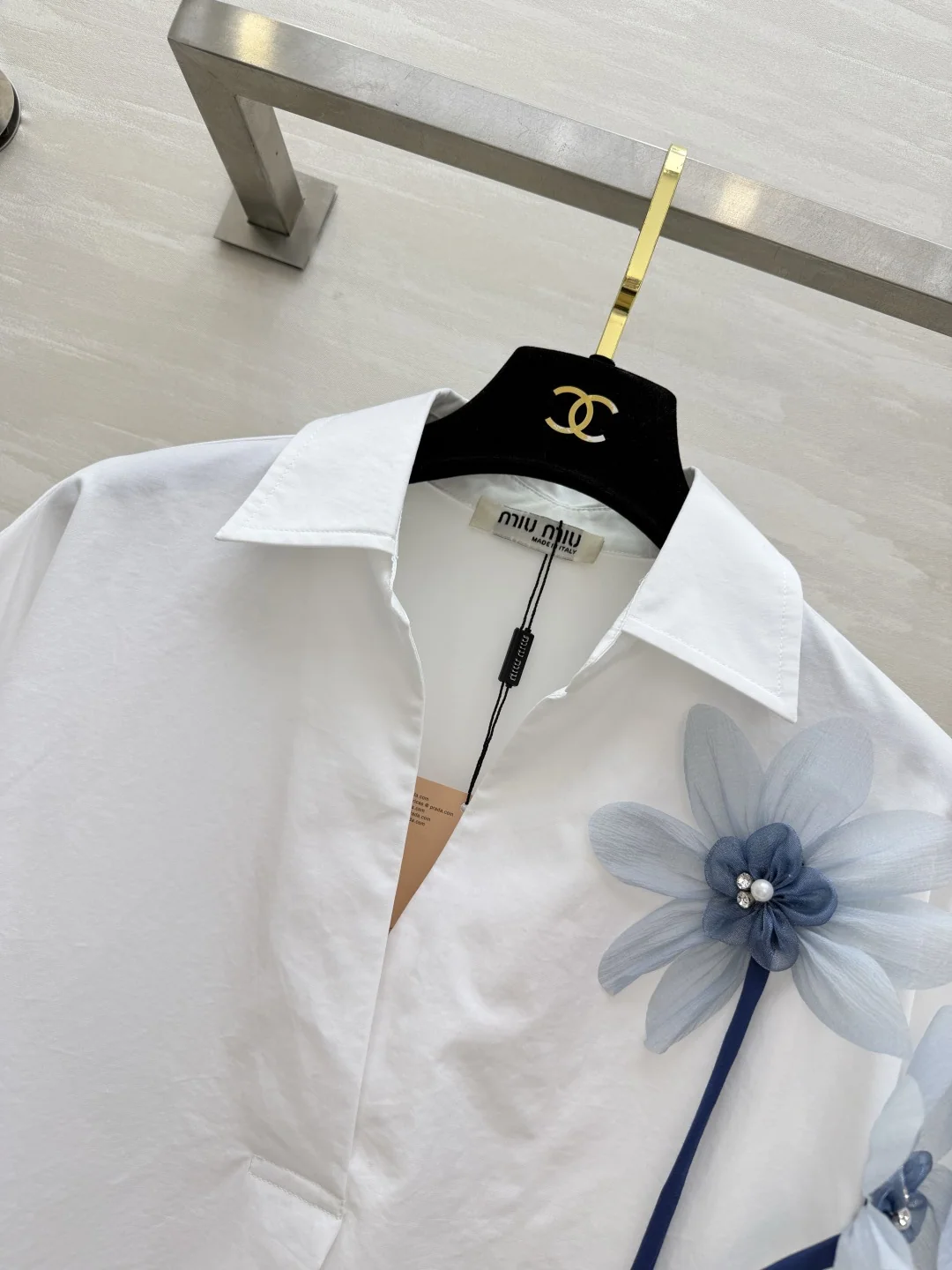 미우미우 3D 꽃무늬 진주 장식 여성 셔츠 상세 이미지 4