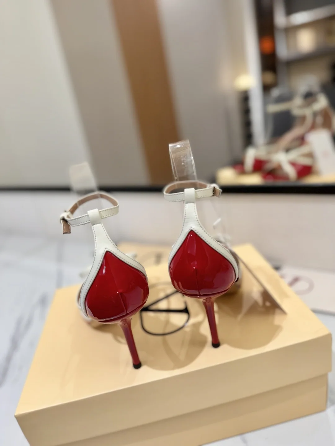 발렌티노 V버클 에나멜 가죽 샌들 상세 이미지 8