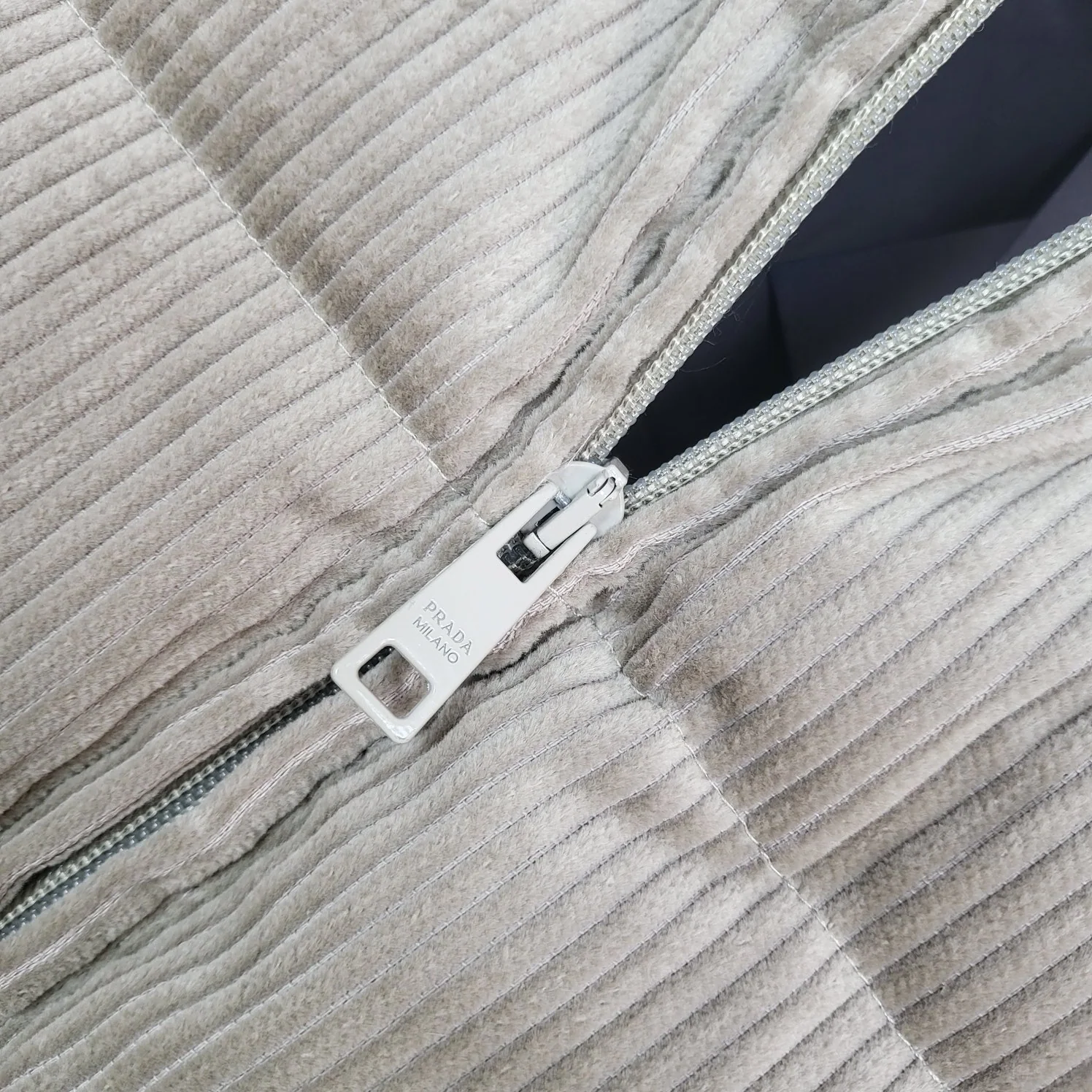 프라다 코듀로이 다운 베스트 남성 조끼 23 FW 23FW 상세 이미지 4