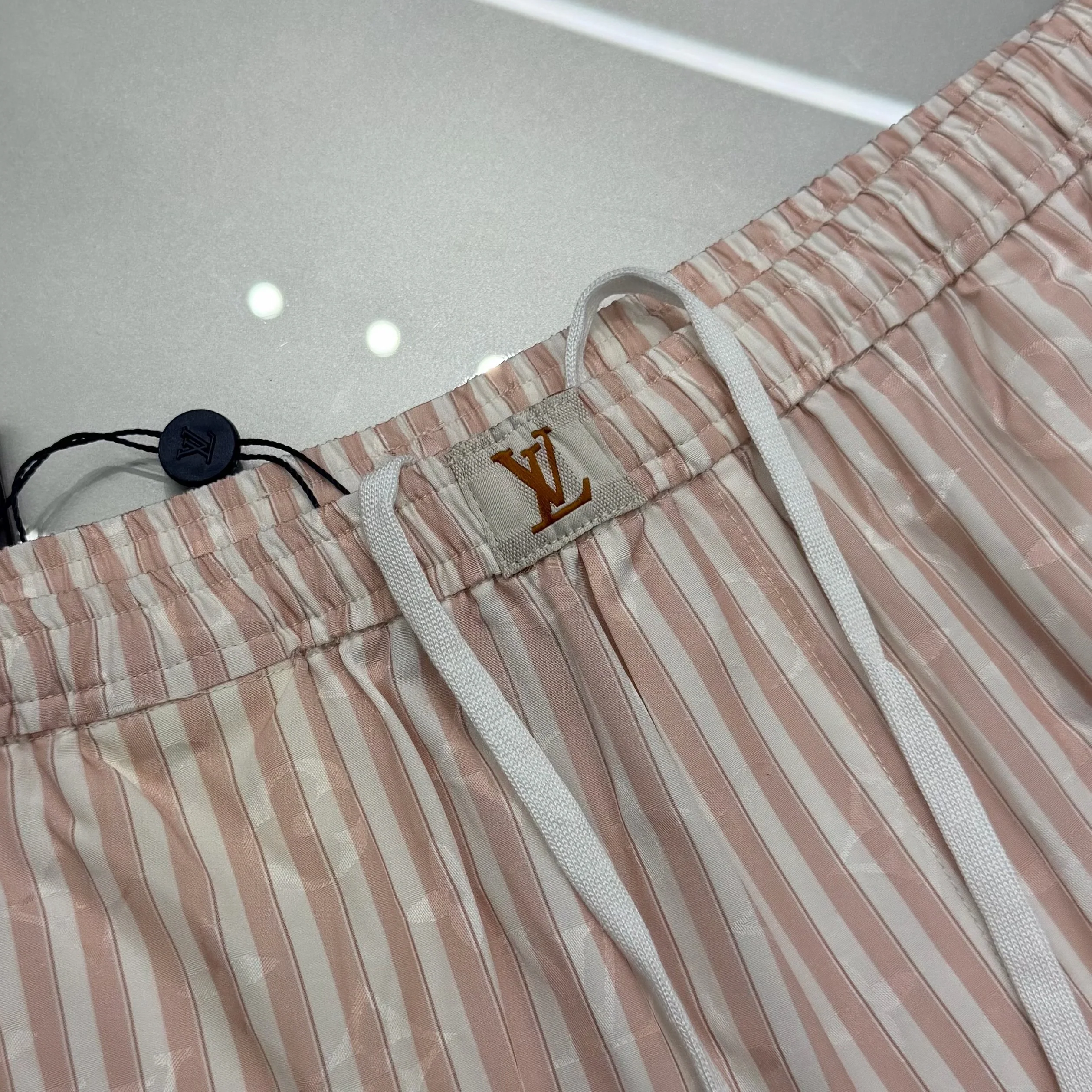루이비통 모노그램 스트라이프 실크 남성 반바지 상세 이미지 16