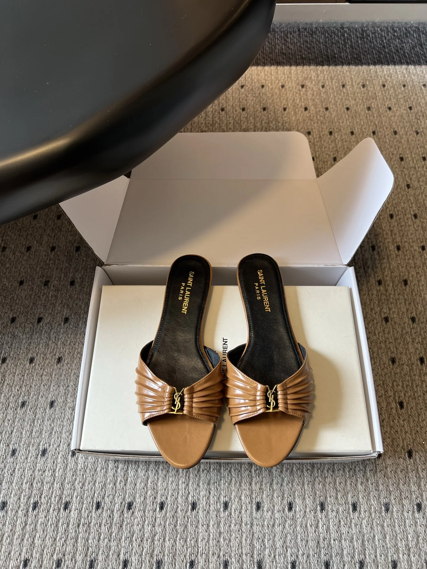 생로랑 플리츠 YSL 버클 플랫 샌들 상세 이미지 1