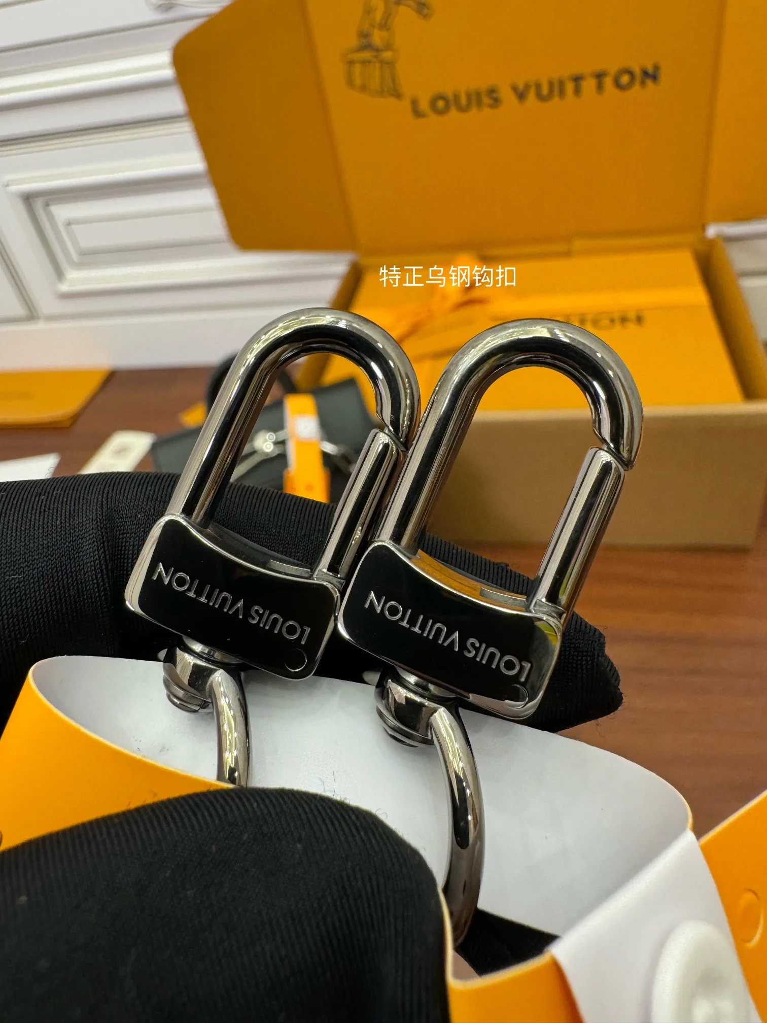 루이비통 M82774 가죽 가방 상세 이미지 4