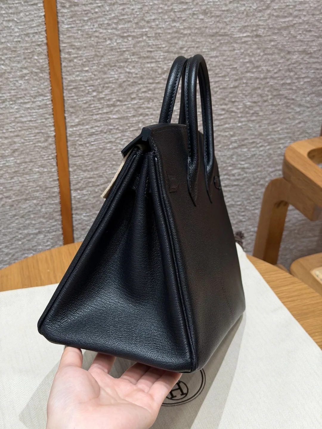 에르메스 버킨 25 블랙 염소가죽 가방 상세 이미지 4