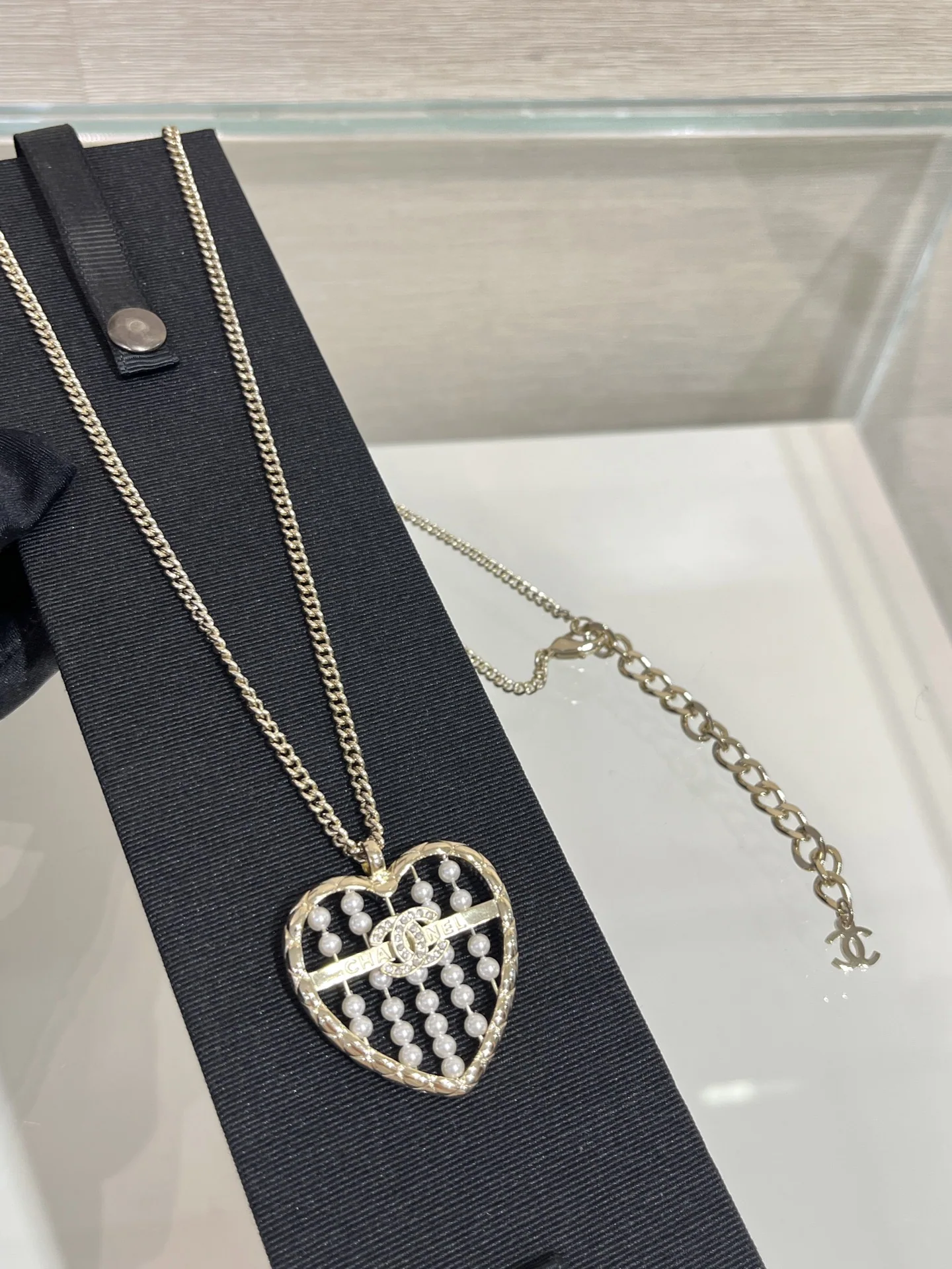 샤넬 골드 진주 하트 장식 목걸이 153781