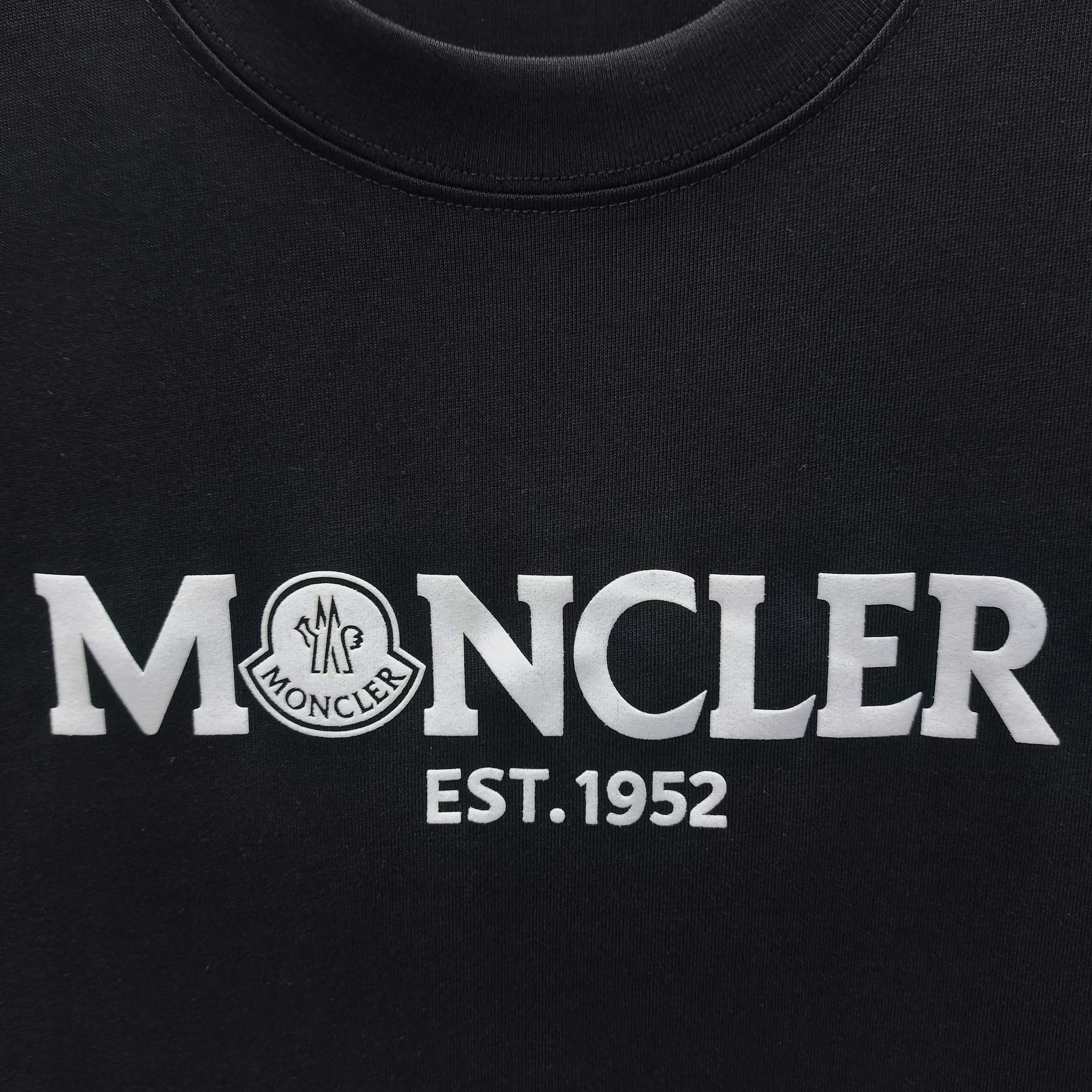 몽클레어 플로키 가공 레터 프린트 반팔 티셔츠 상세 이미지 4