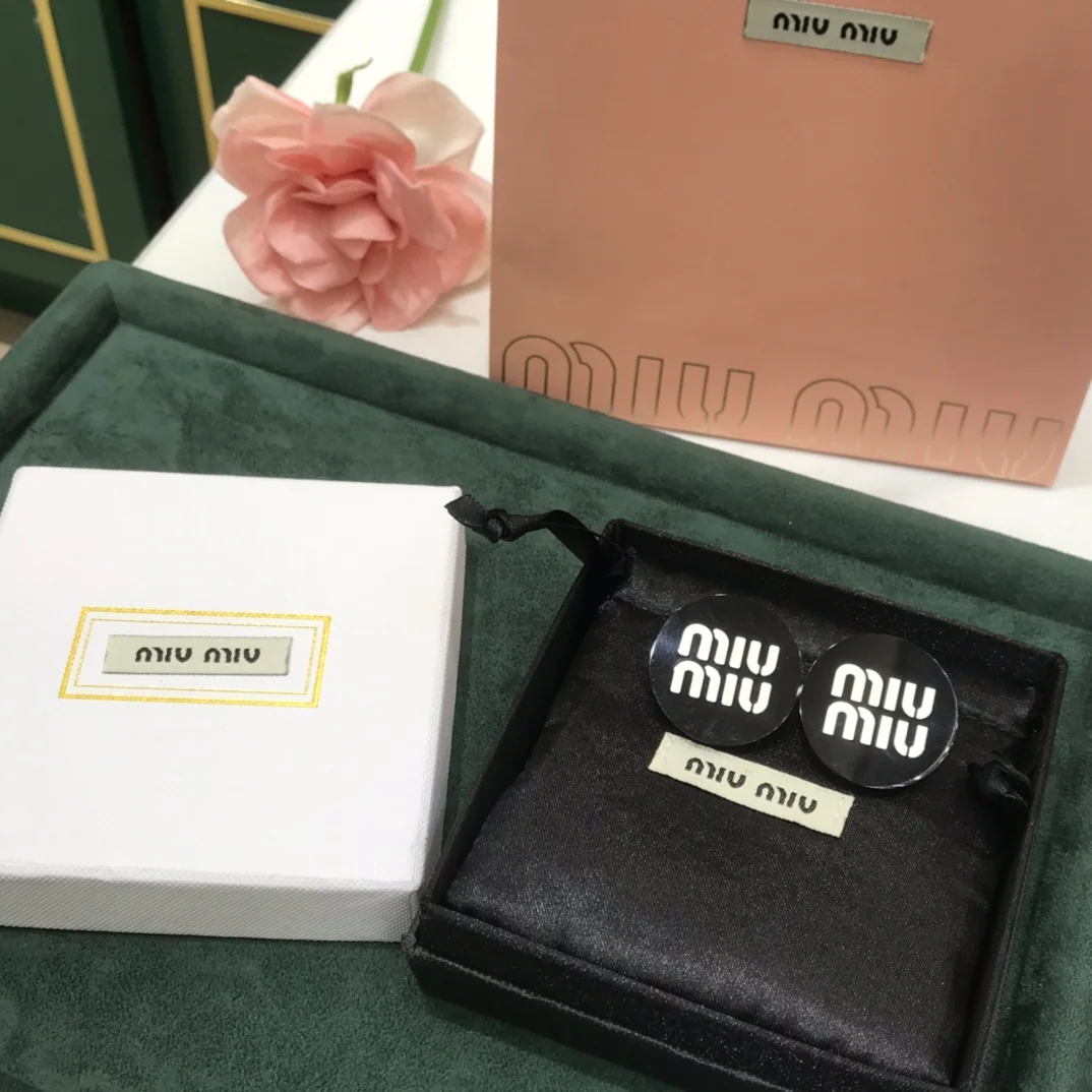 미우미우 블랙 라운드 클립 귀걸이 상세 이미지 1