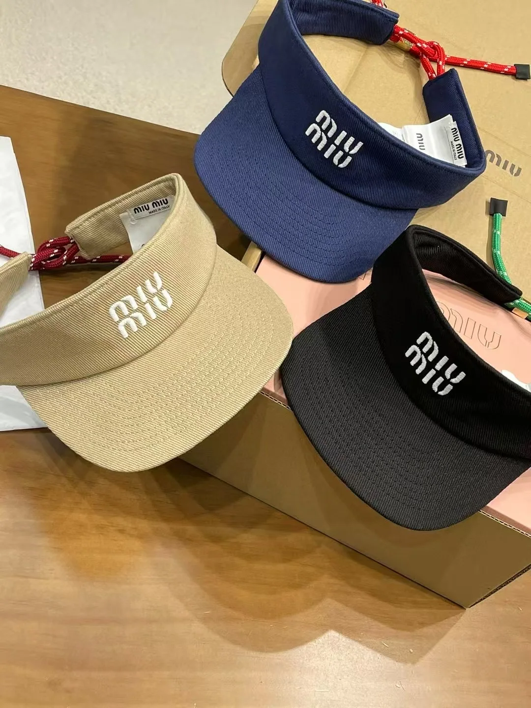 미우미우 드로스트링 바이저 모자 상세 이미지 4