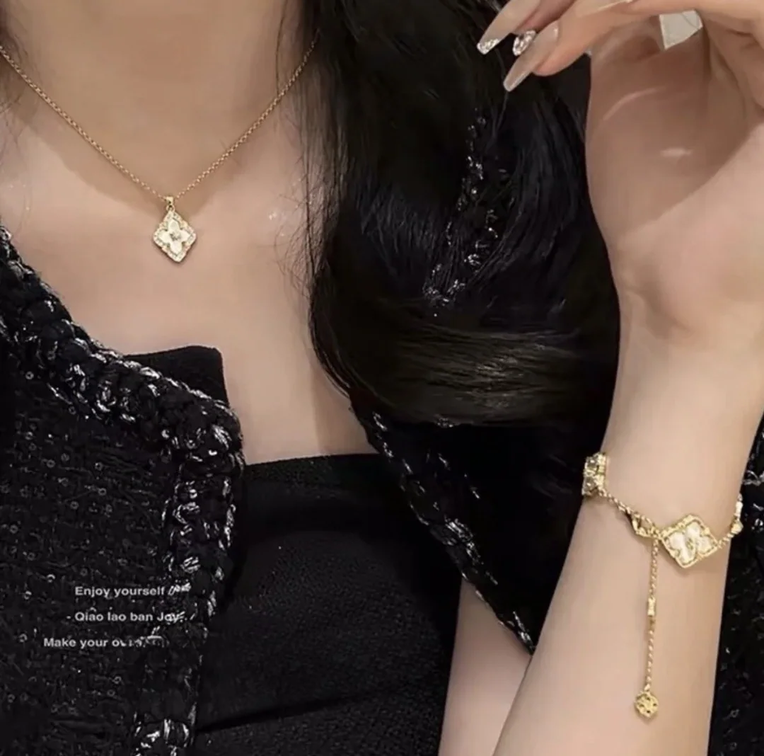 부첼라티 화이트 마더오브펄 꽃 장식 팔찌 상세 이미지 2