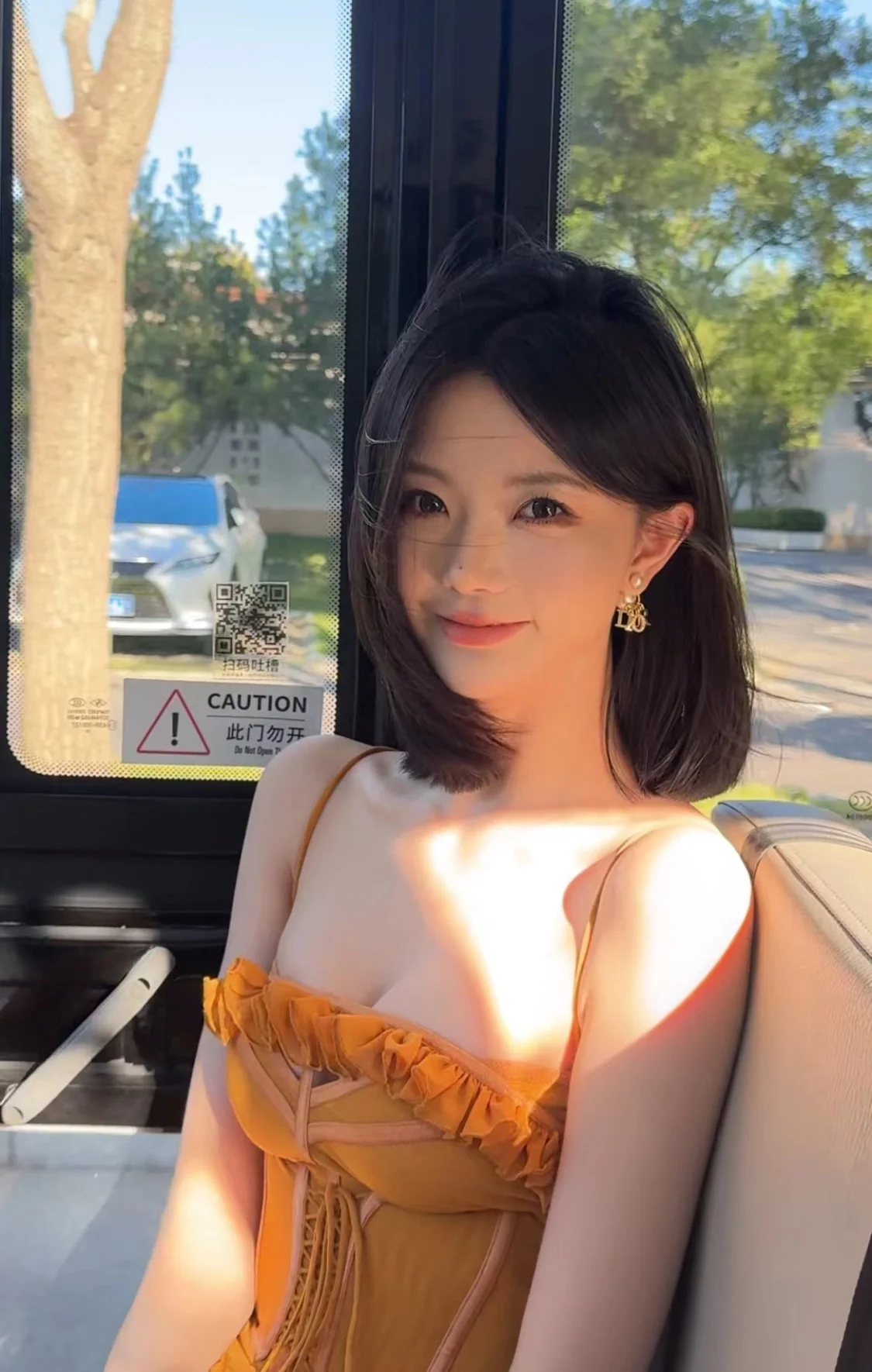 디올 골드 진주 스터드 귀걸이 상세 이미지 2