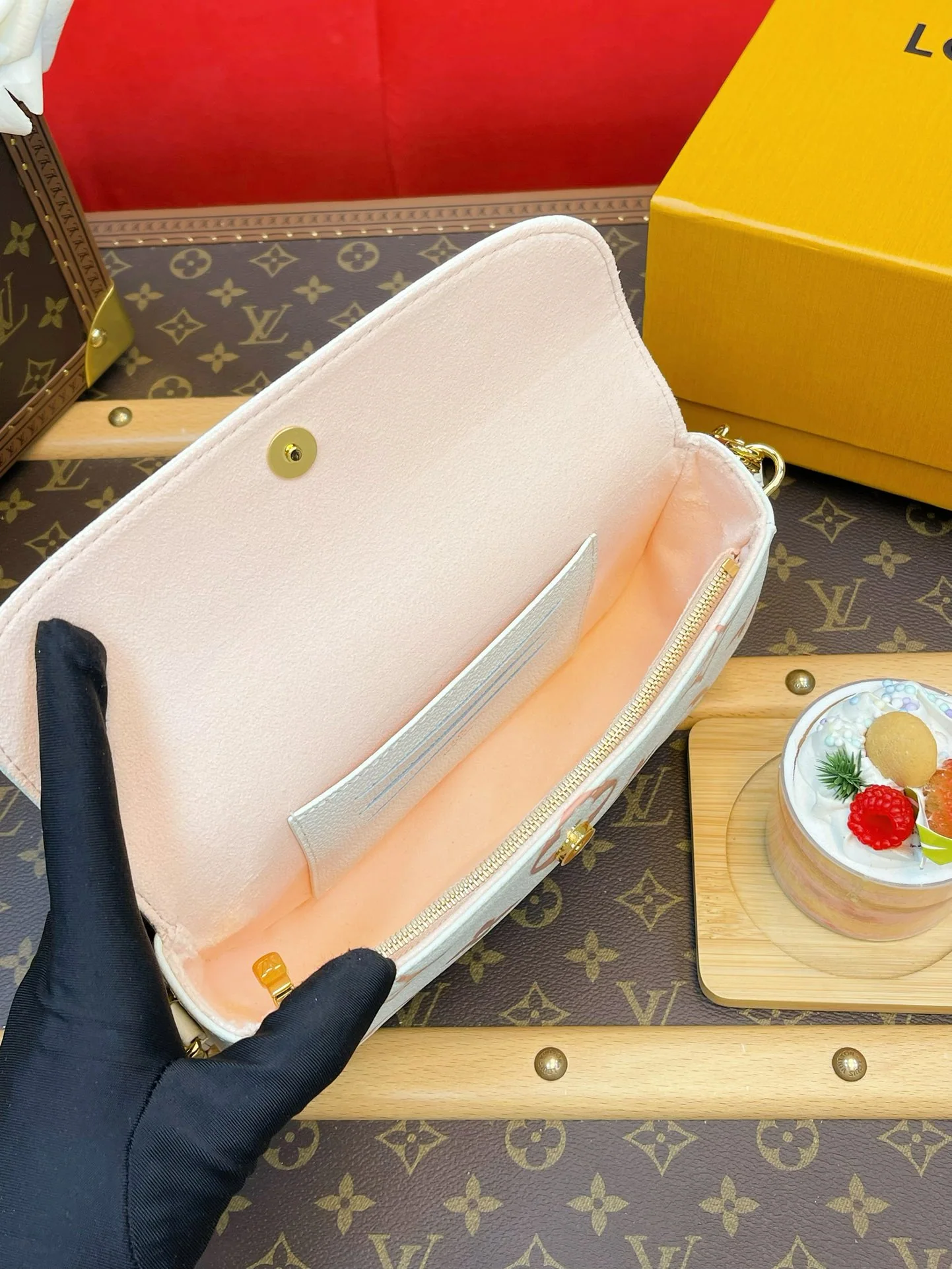 루이비통 크리미 화이트 모노그램 앙프랑트 숄더백 M83026 상세 이미지 7