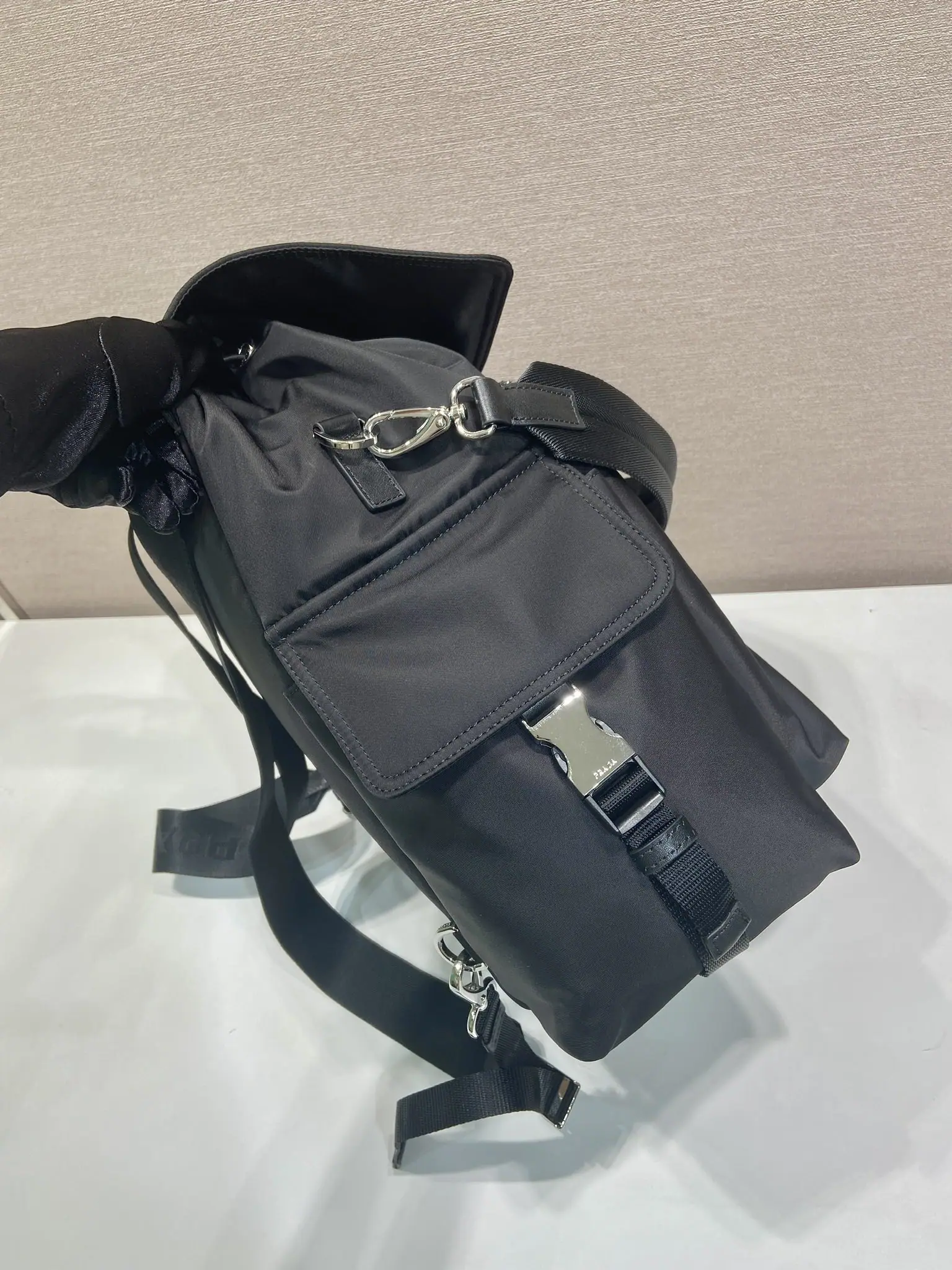 프라다 Explore 멀티포켓 나일론 가방 2VZ118 상세 이미지 5