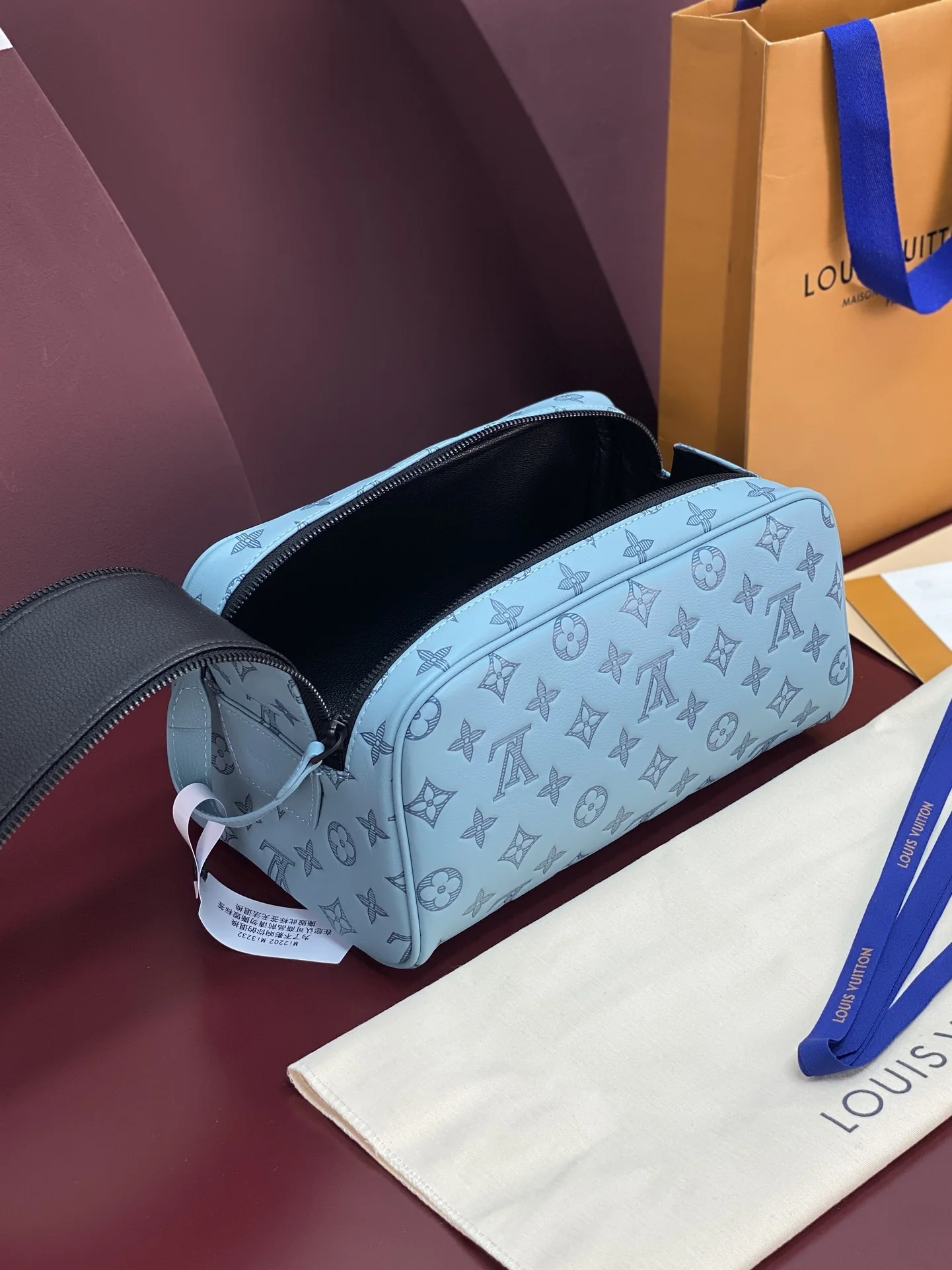 루이비통 엠보싱 모노그램 도프 키트 가방 M82576 상세 이미지 3
