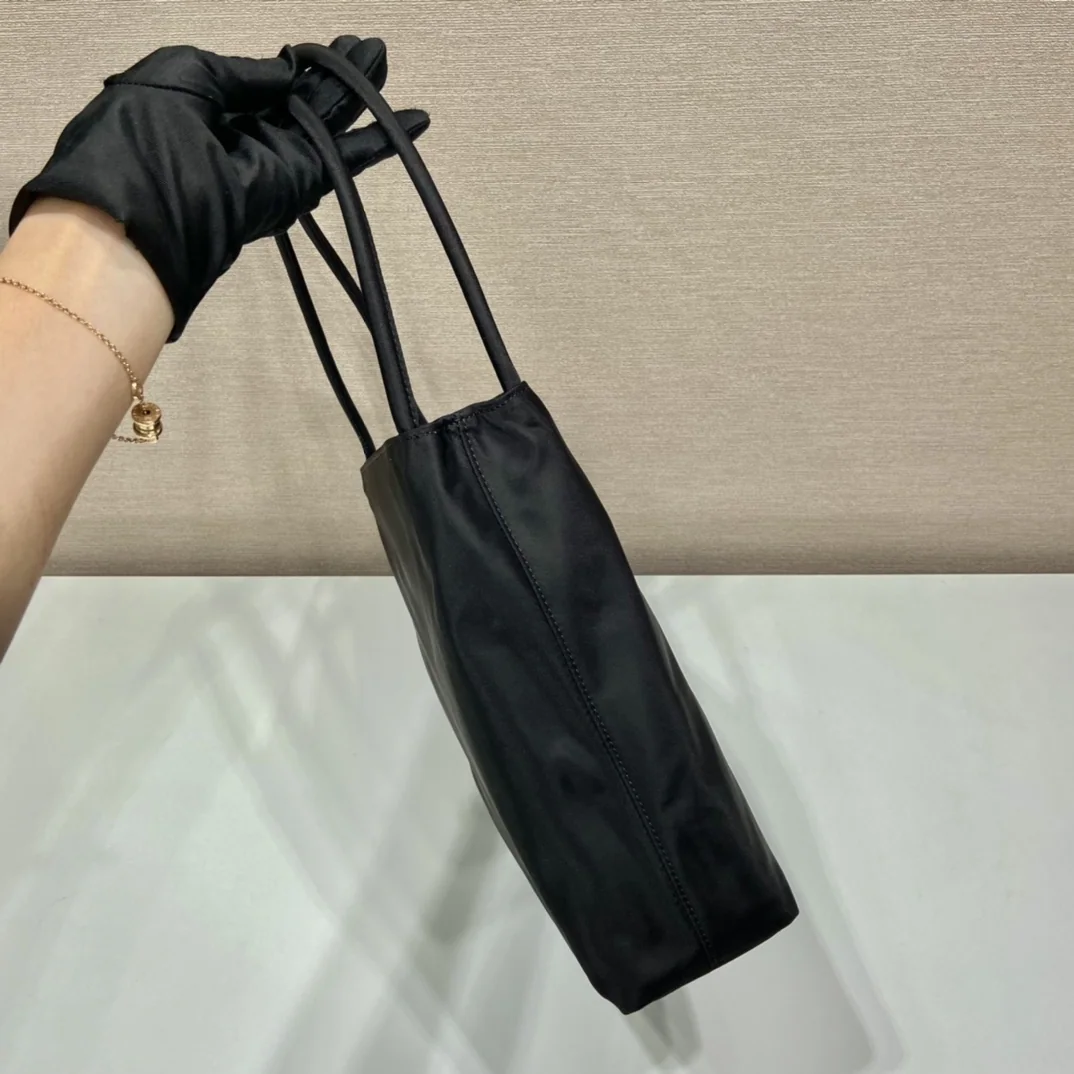 프라다 나일론 미디엄 토트백 상세 이미지 7
