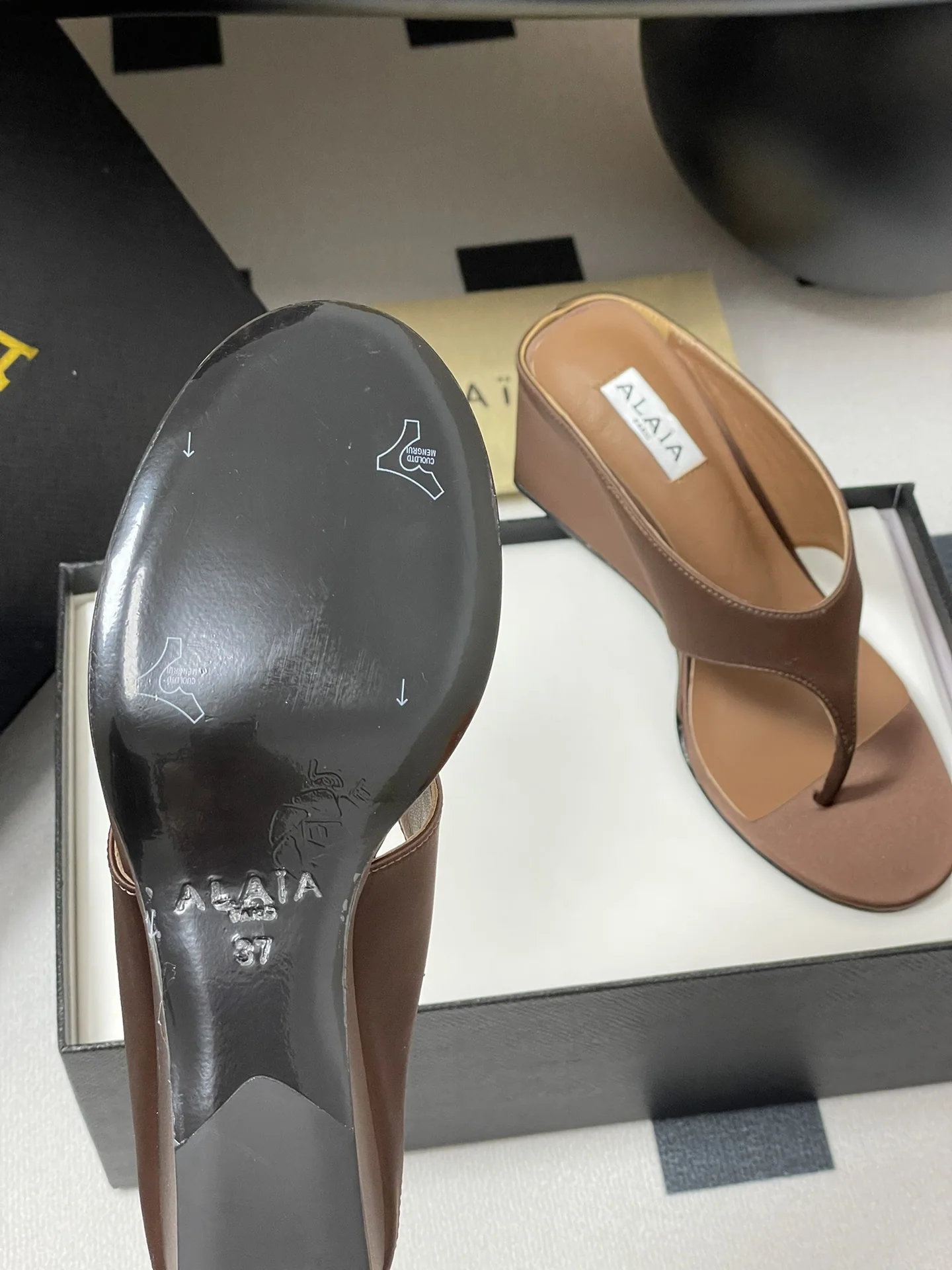 알라이아 큐브 웨지 새틴 뮬 샌들 상세 이미지 9