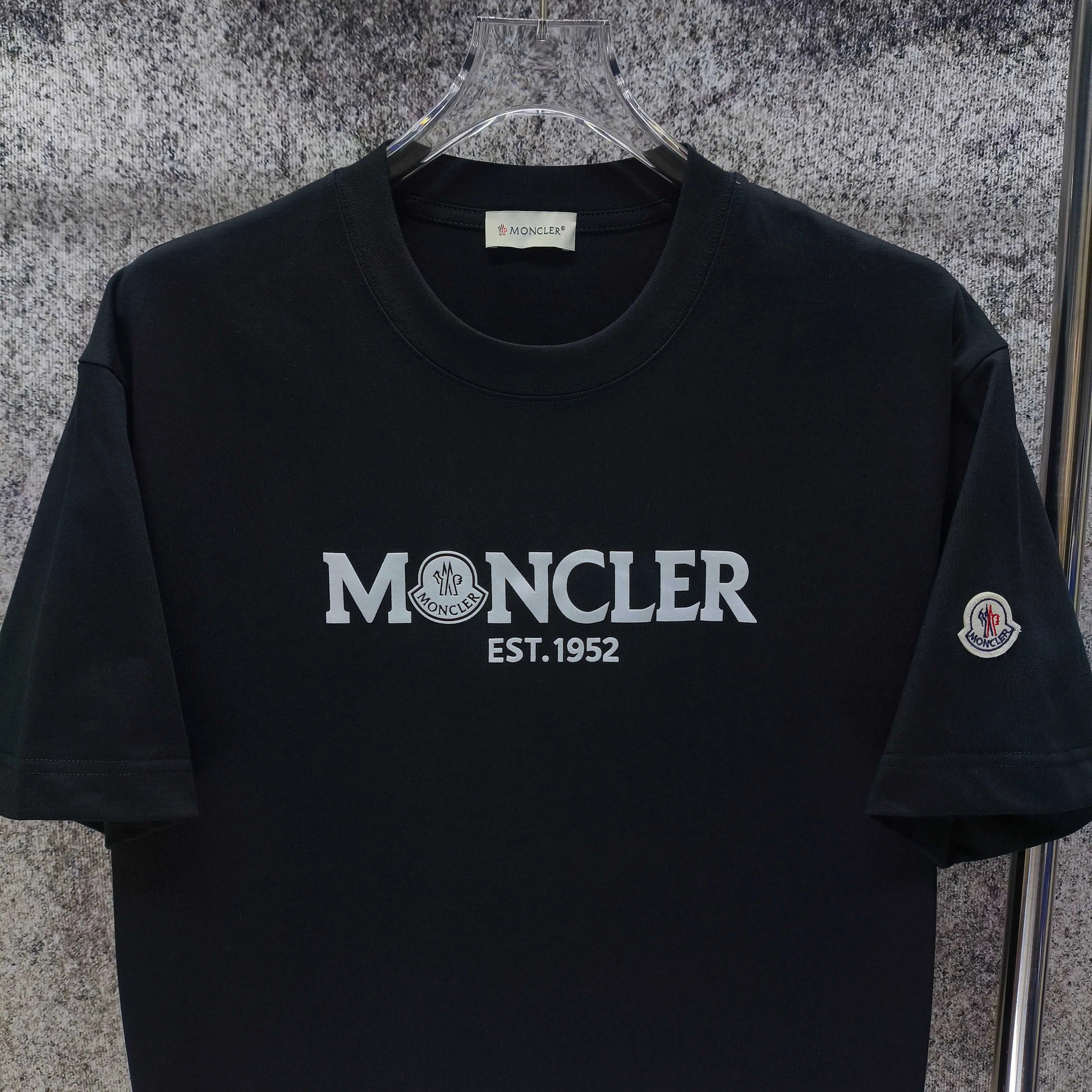 몽클레어 플로키 가공 레터 프린트 반팔 티셔츠 상세 이미지 3
