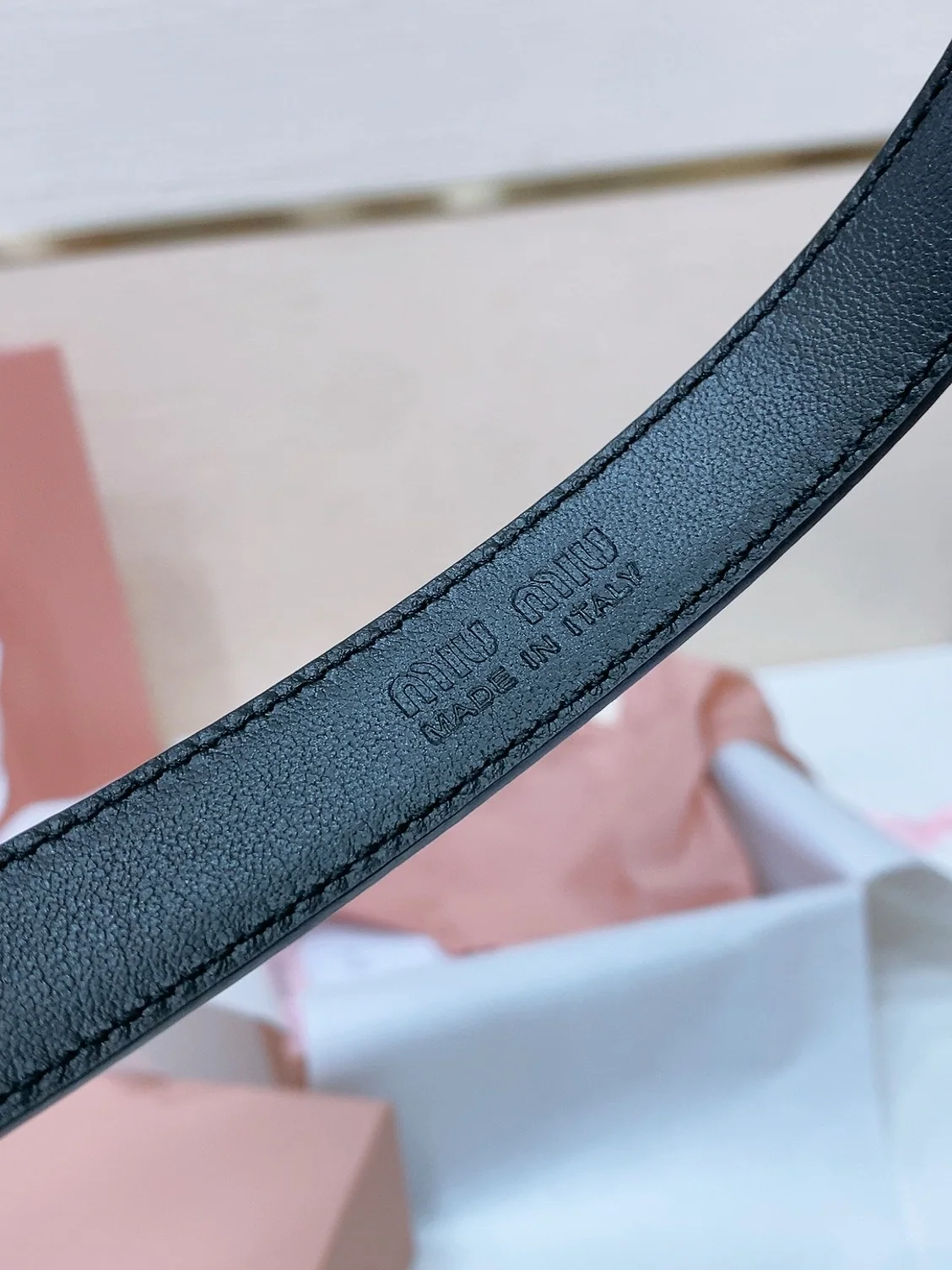 미우미우 각인 금속 로고 가죽 벨트 상세 이미지 4