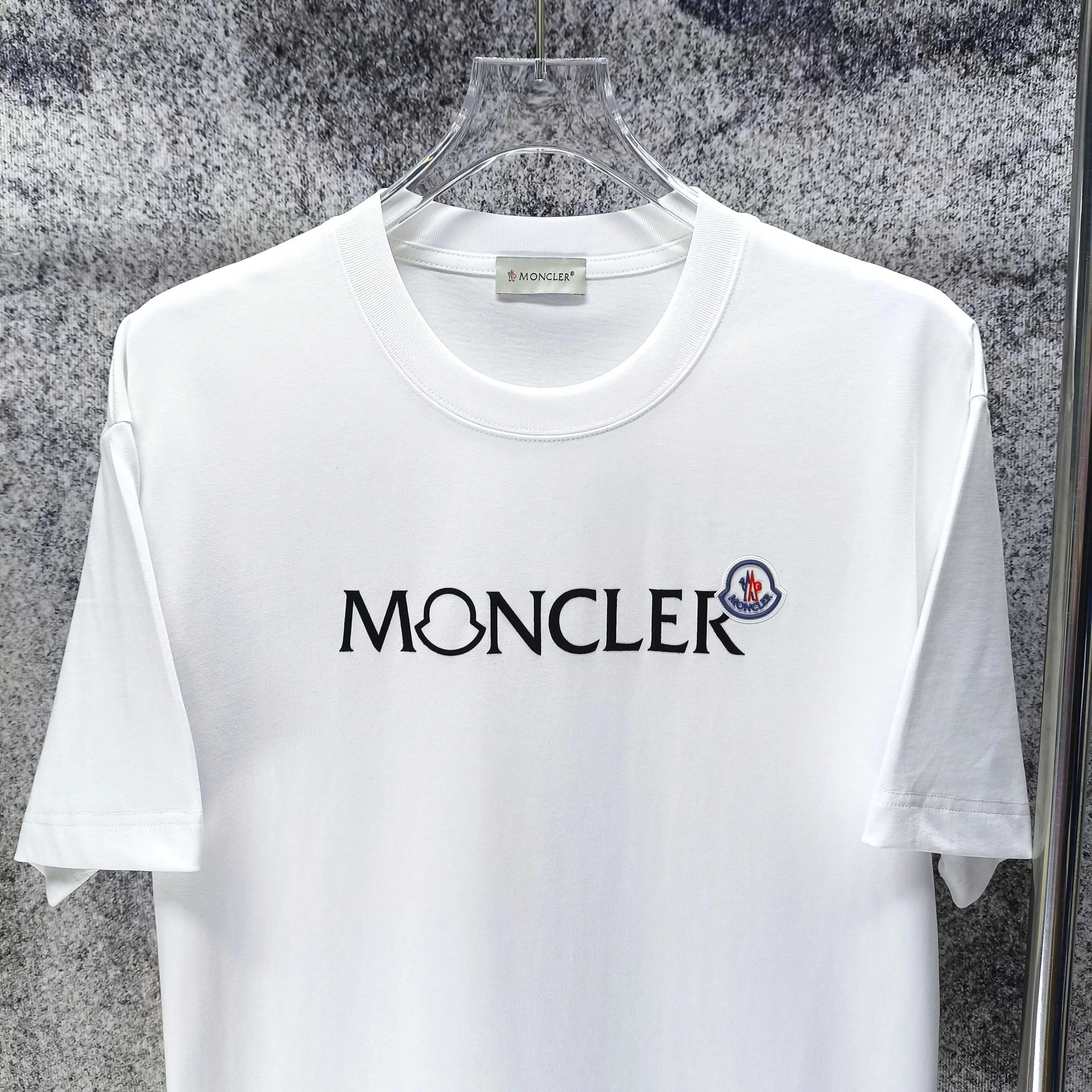 몽클레어 플로키 가공 실리콘 패치 반팔 티셔츠 상세 이미지 3