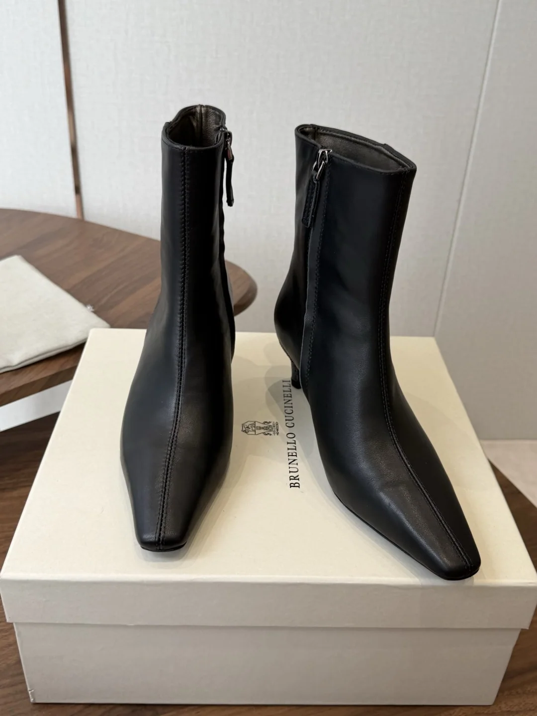 브루넬로쿠치넬리 포인티드 토 스틸레토 힐 미드카프 부츠 상세 이미지 3