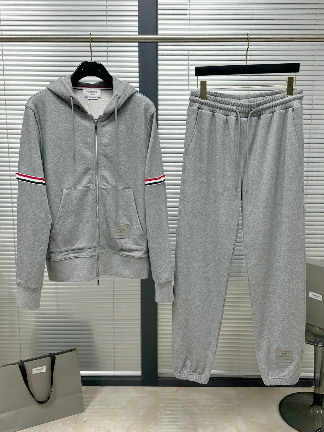 톰브라운 심플 가죽 라벨 후드 재킷 긴팔 상세 이미지 8