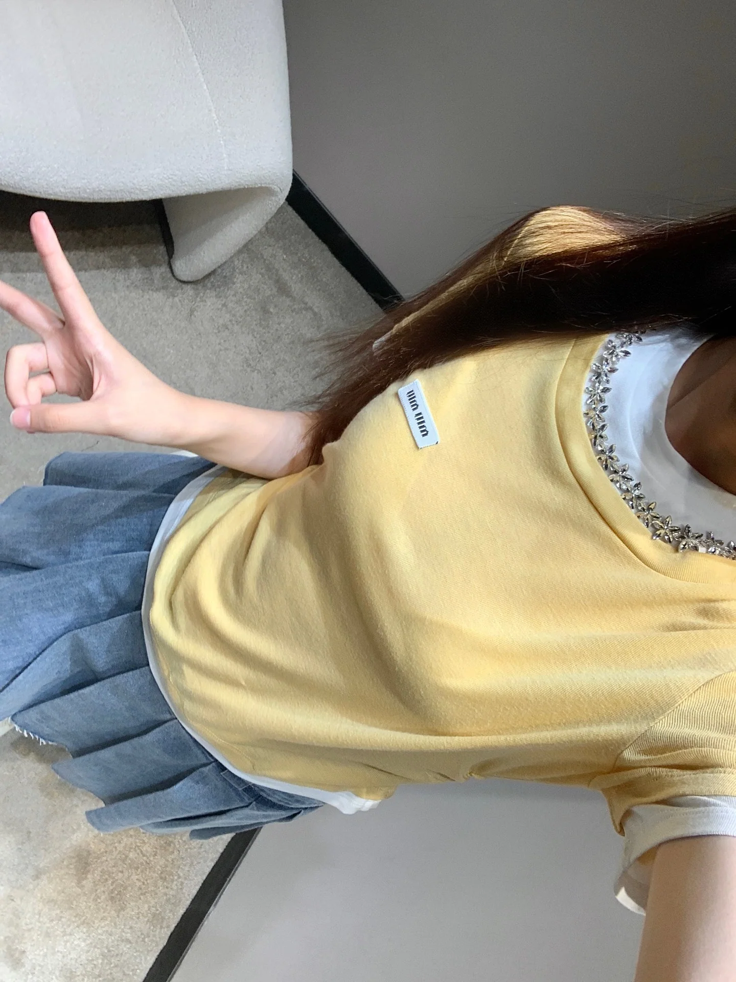 미우미우 라인스톤 넥 페이크 투피스 슬림핏 반팔 티셔츠 26 SS 상세 이미지 5
