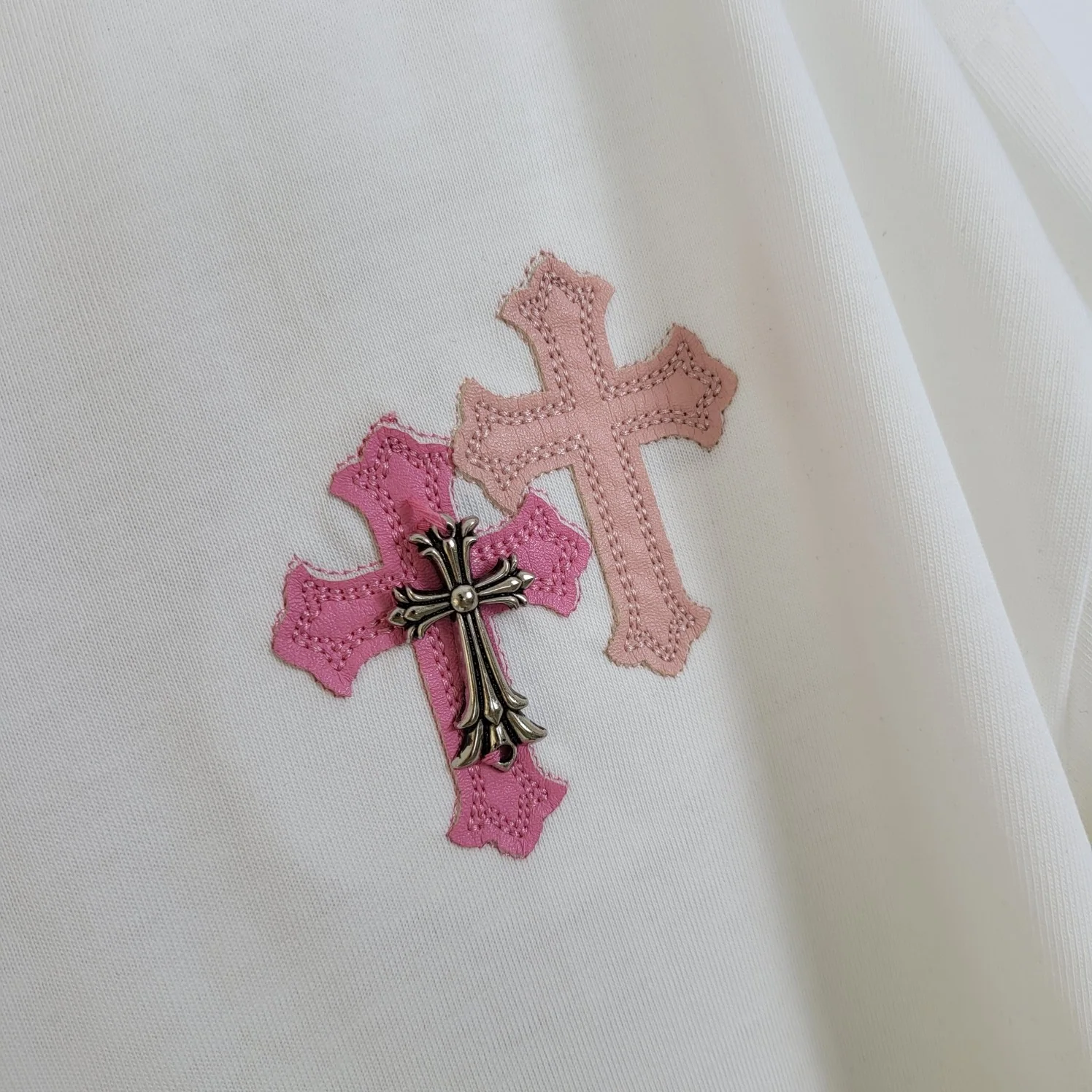 크롬하츠 CH 크로스 실버 자수 가죽 라벨 여성 반팔 상세 이미지 3