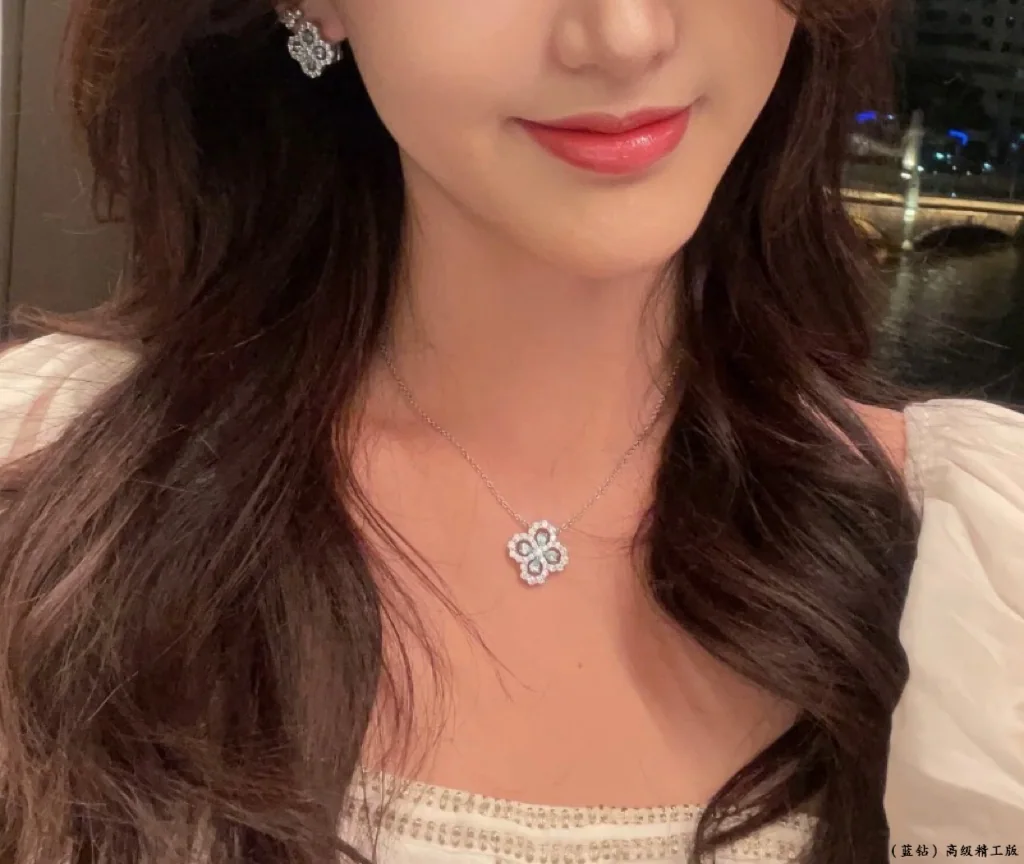 해리윈스턴 블루 다이아몬드 네 잎 클로버 목걸이 상세 이미지 1