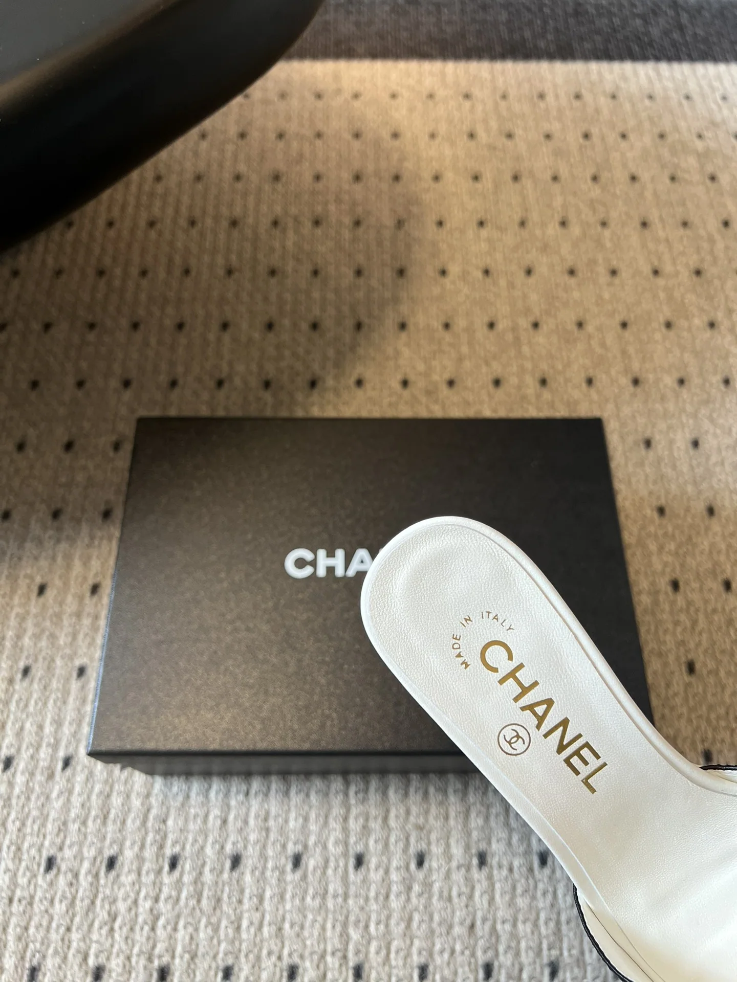 샤넬 더블 C 버클 로우힐 슬라이더 신발 상세 이미지 8