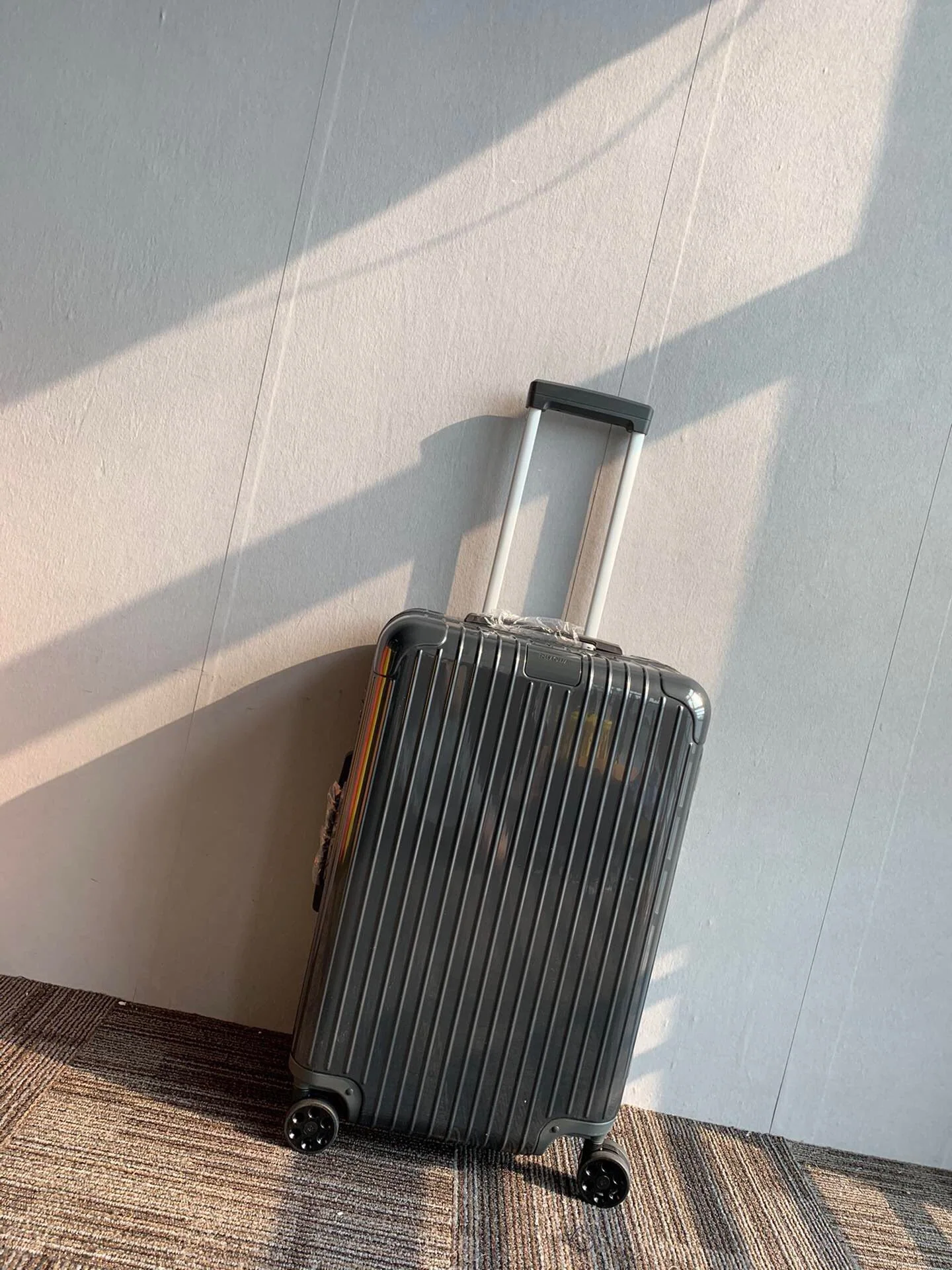 여행가방 리모와 락 그레이 여행가방 상세 이미지 2