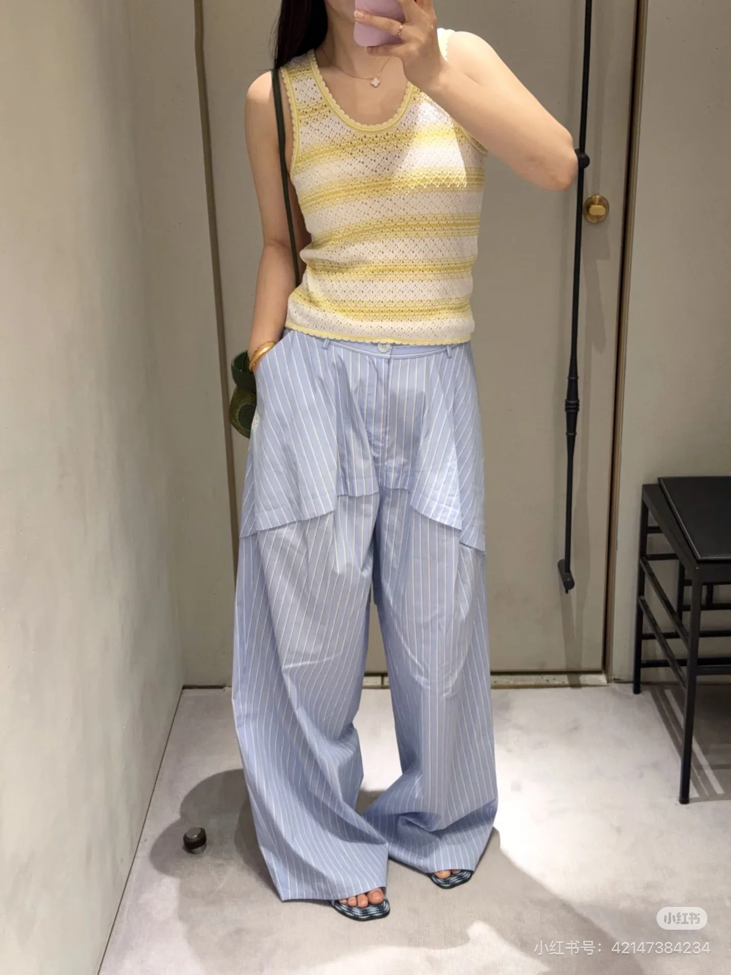 로에베 웨이브 니트 크롭 베스트 상세 이미지 4